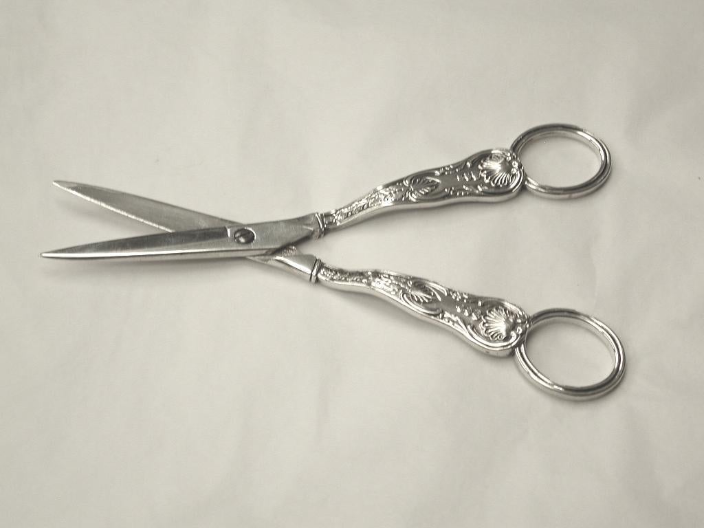 Pair of heavy gauge silver grape shears, made by William Ealy and William Fearn.
Assayed in London
Lovely cutting edge, just like a pair of good scissors.