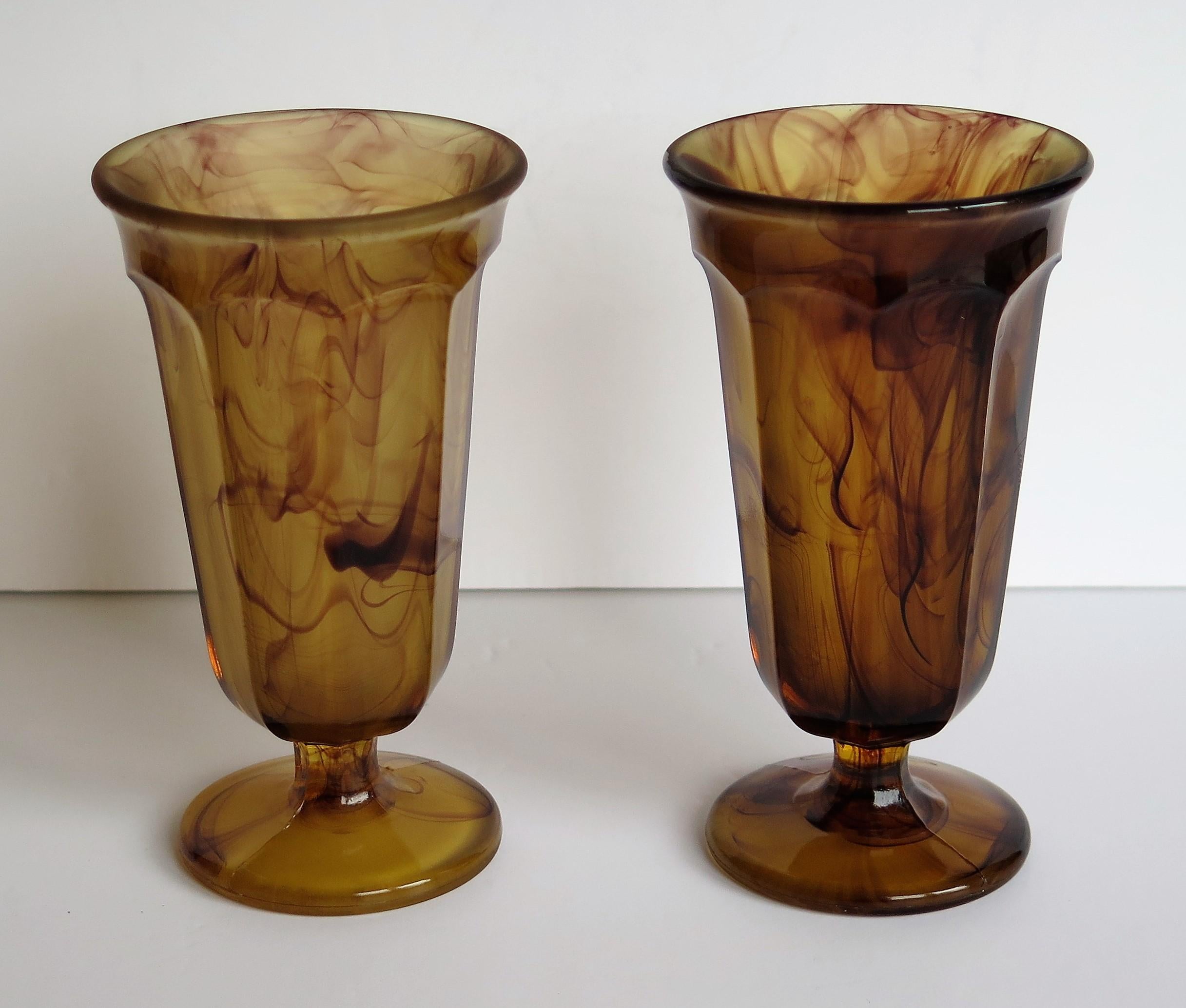 Cette paire de magnifiques petits vases en verre ou verres à Parfait (Desert) a été fabriquée par George Davidson and Co. de Gateshead en Angleterre pendant la période Art déco, vers les années 1930. Ces vases ont été fabriqués en différentes