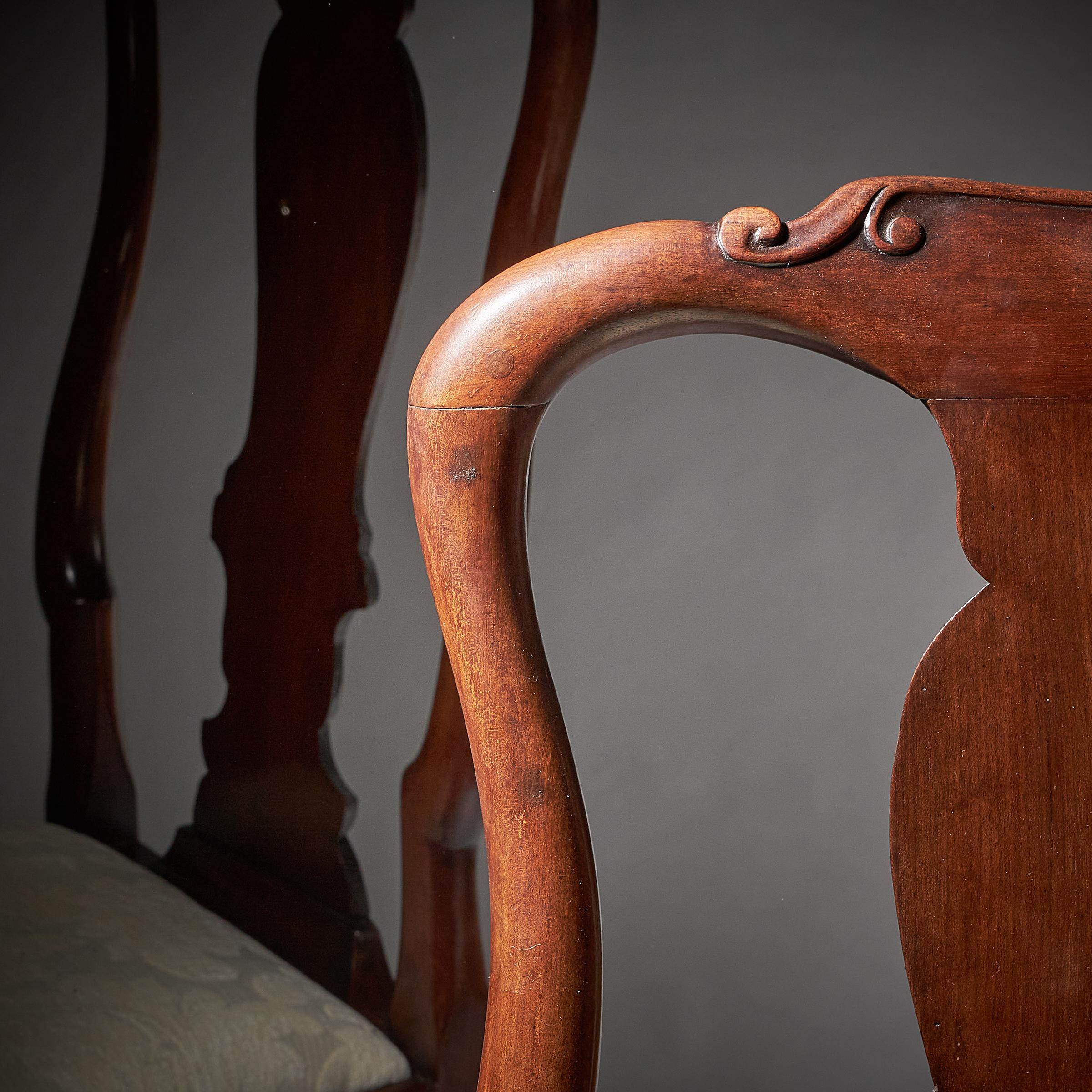 Pair of George I 18th Century Carved Mahogany Chairs, Circa 1720 For Sale 1