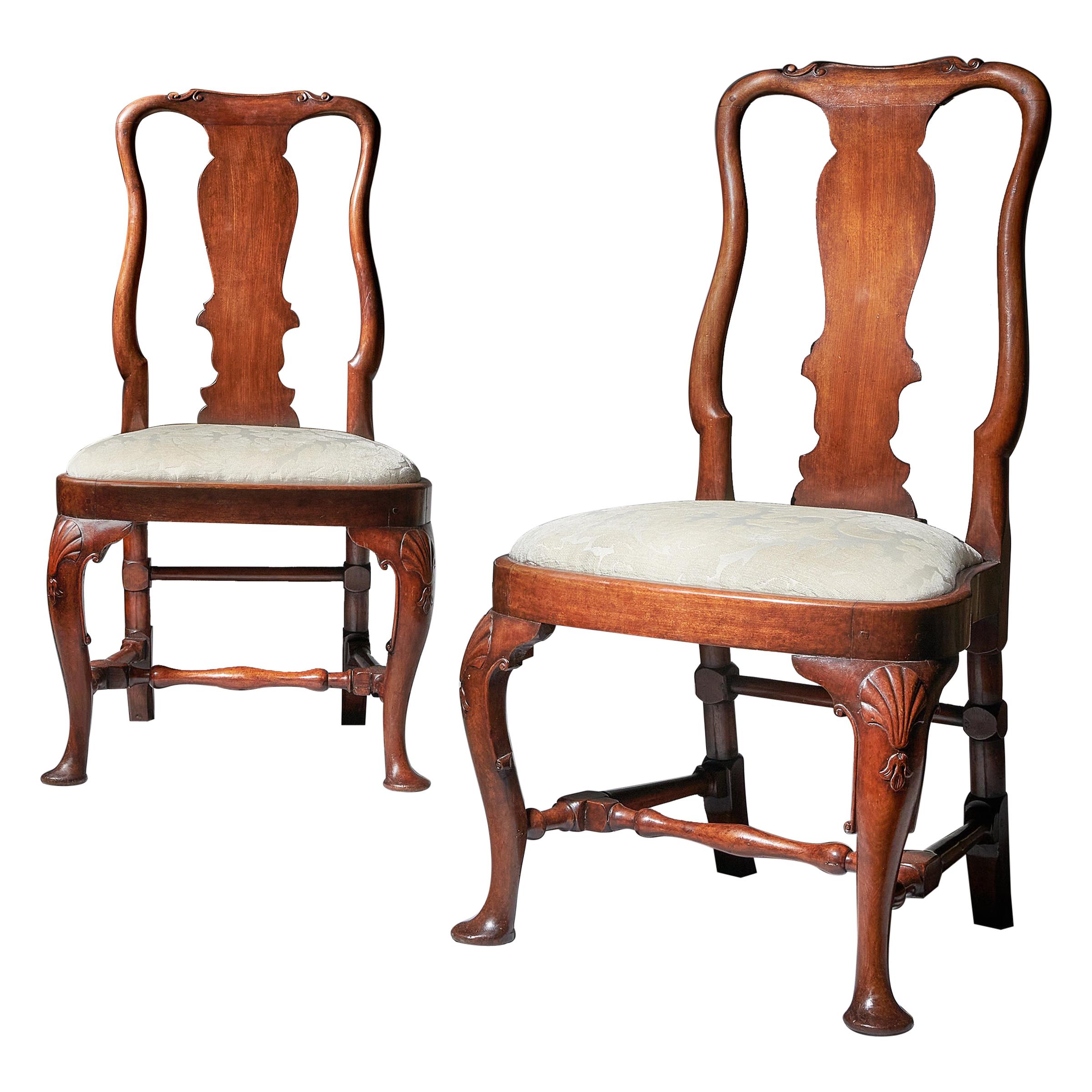 Paar geschnitzte Mahagoni-Stühle aus dem 18. Jahrhundert von George I., um 1720