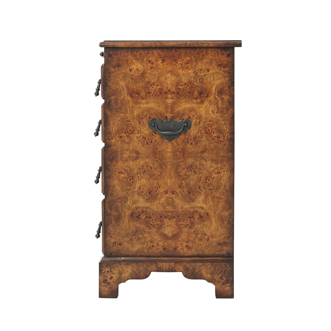 XXIe siècle et contemporain Paire de tables de nuit en loupe de George I en vente