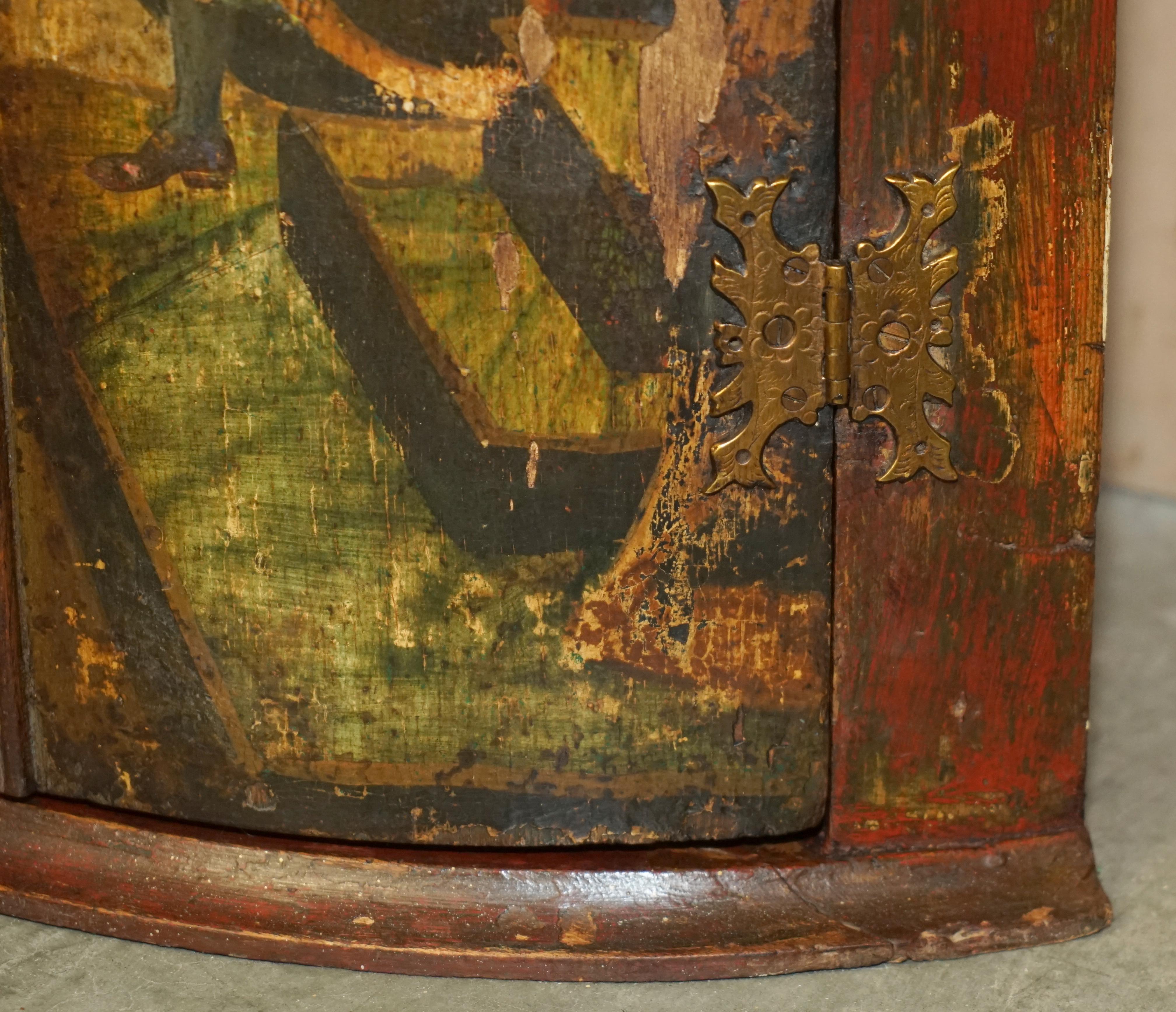 PAIRE DE GEORGE I CIRCA 1700 HENRY VIII POLYCHROME PAiNTED CORNER WALL CABINETS en vente 3