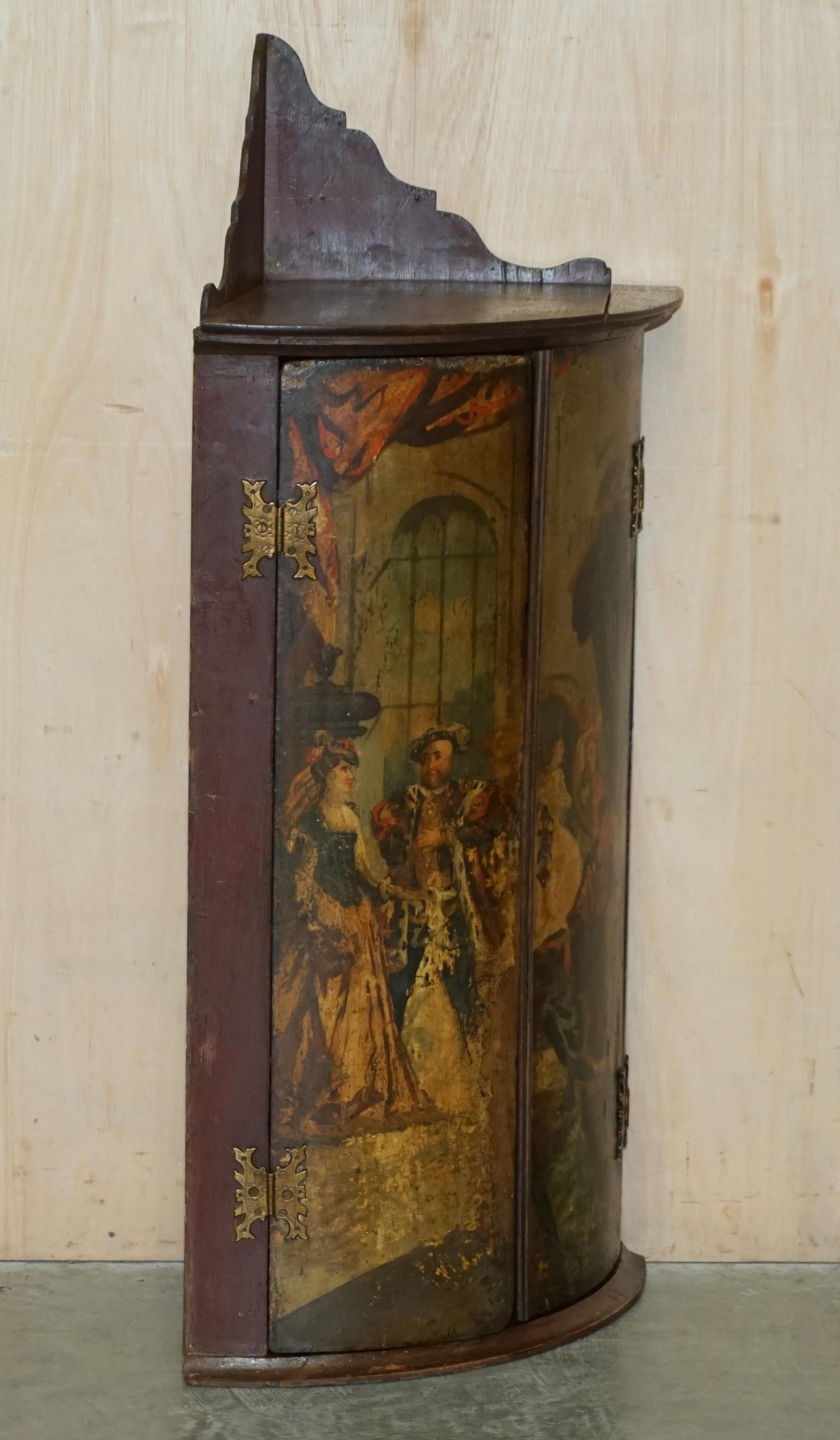 PAIRE DE GEORGE I CIRCA 1700 HENRY VIII POLYCHROME PAiNTED CORNER WALL CABINETS en vente 5