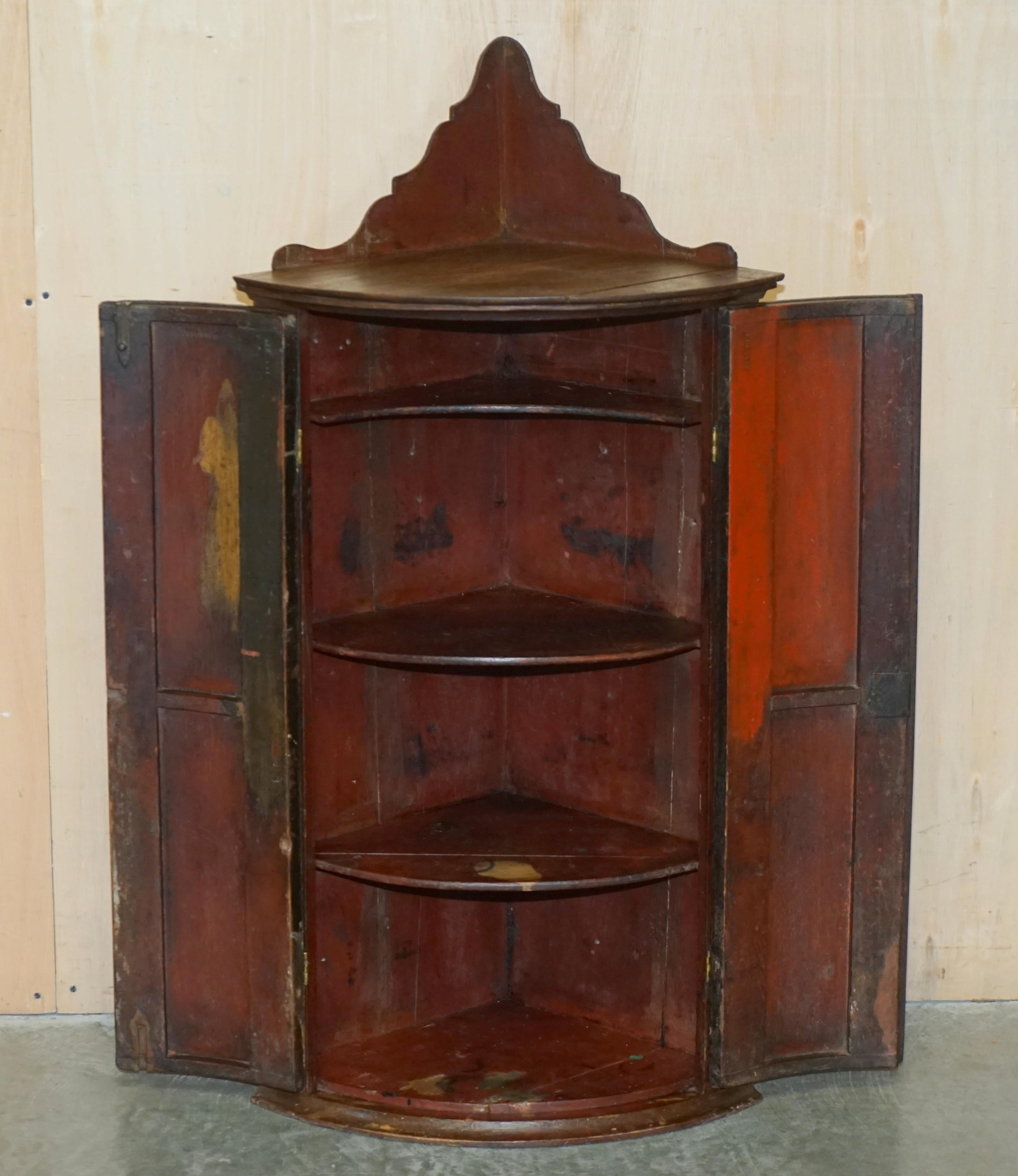 PAIRE DE GEORGE I CIRCA 1700 HENRY VIII POLYCHROME PAiNTED CORNER WALL CABINETS en vente 7