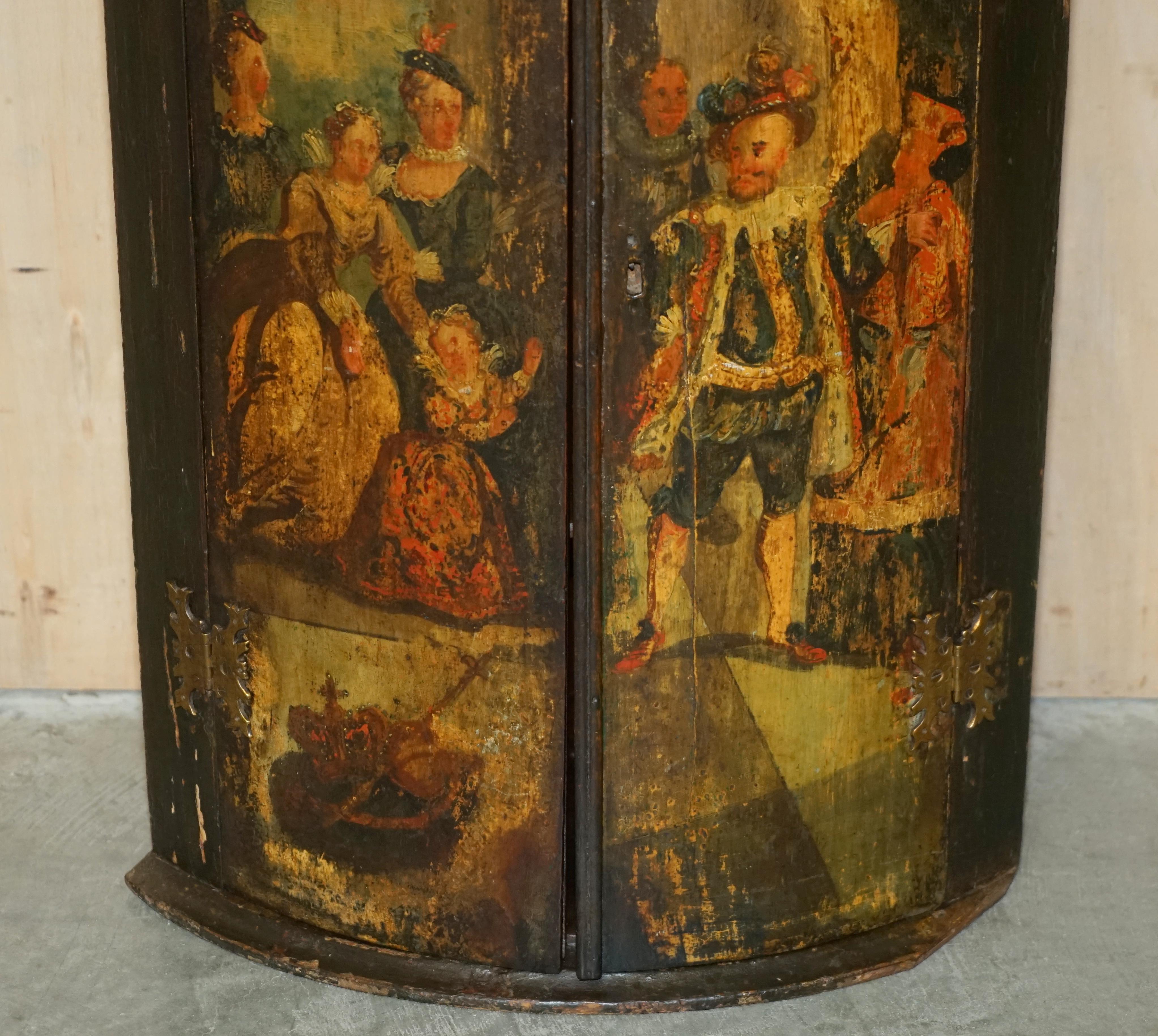 PAIR OF GEORGE I CIRCA 1700 HENRY VIII POLYCHROME PAiNTED CORNER WALL CABINETS For Sale 8