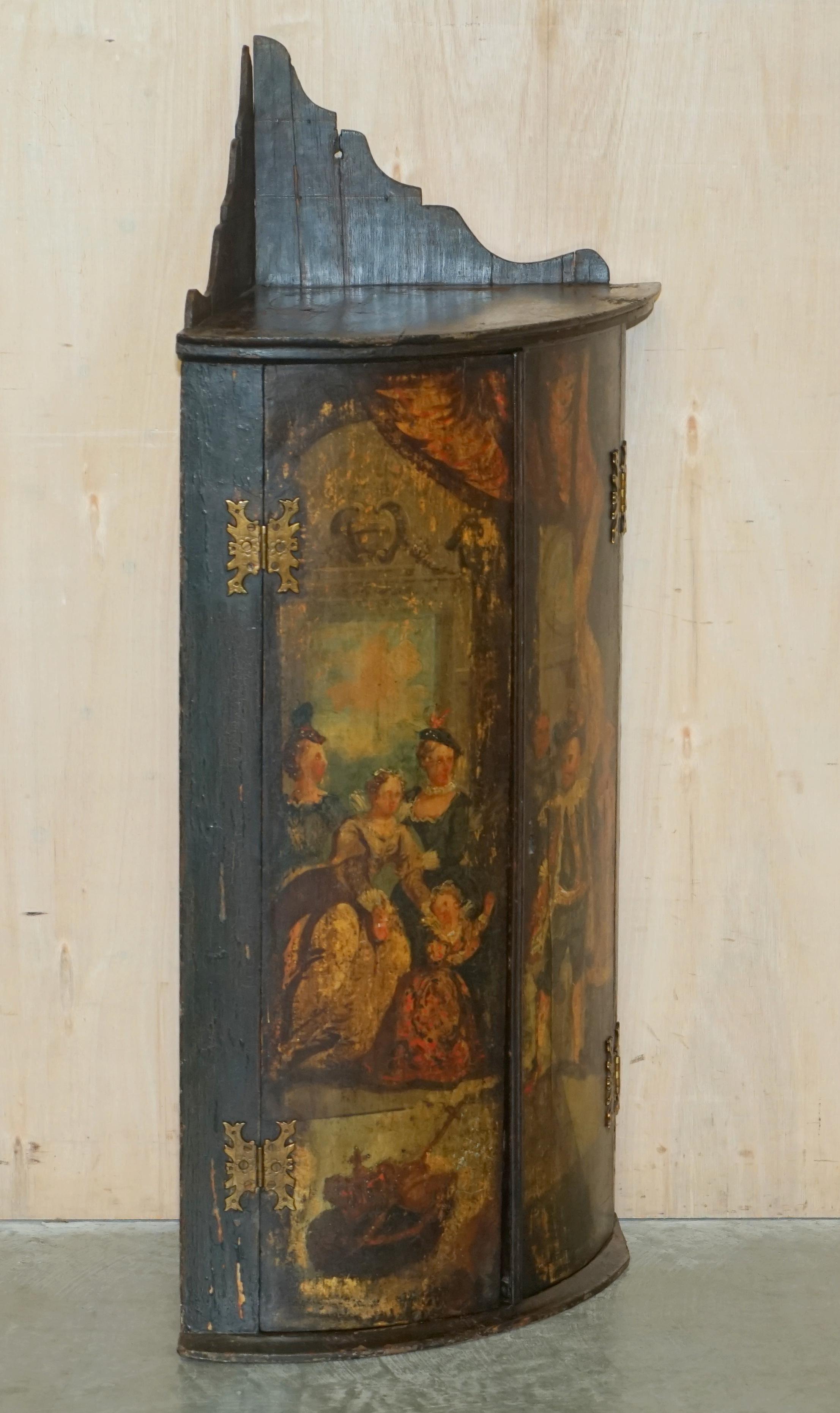 PAIR OF GEORGE I CIRCA 1700 HENRY VIII POLYCHROME PAiNTED CORNER WALL CABINETS For Sale 10