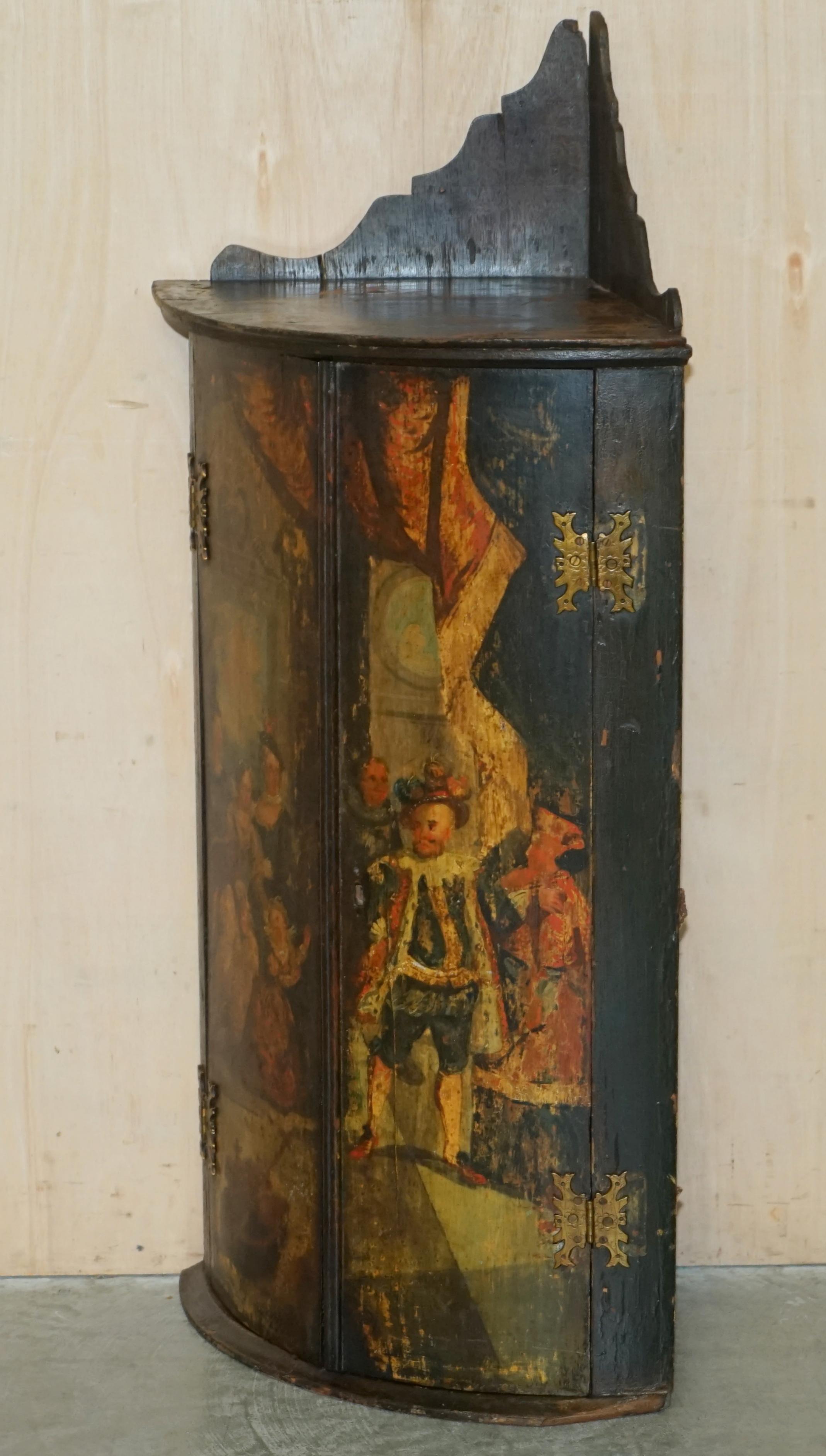 PAIR OF GEORGE I CIRCA 1700 HENRY VIII POLYCHROME PAiNTED CORNER WALL CABINETS For Sale 11