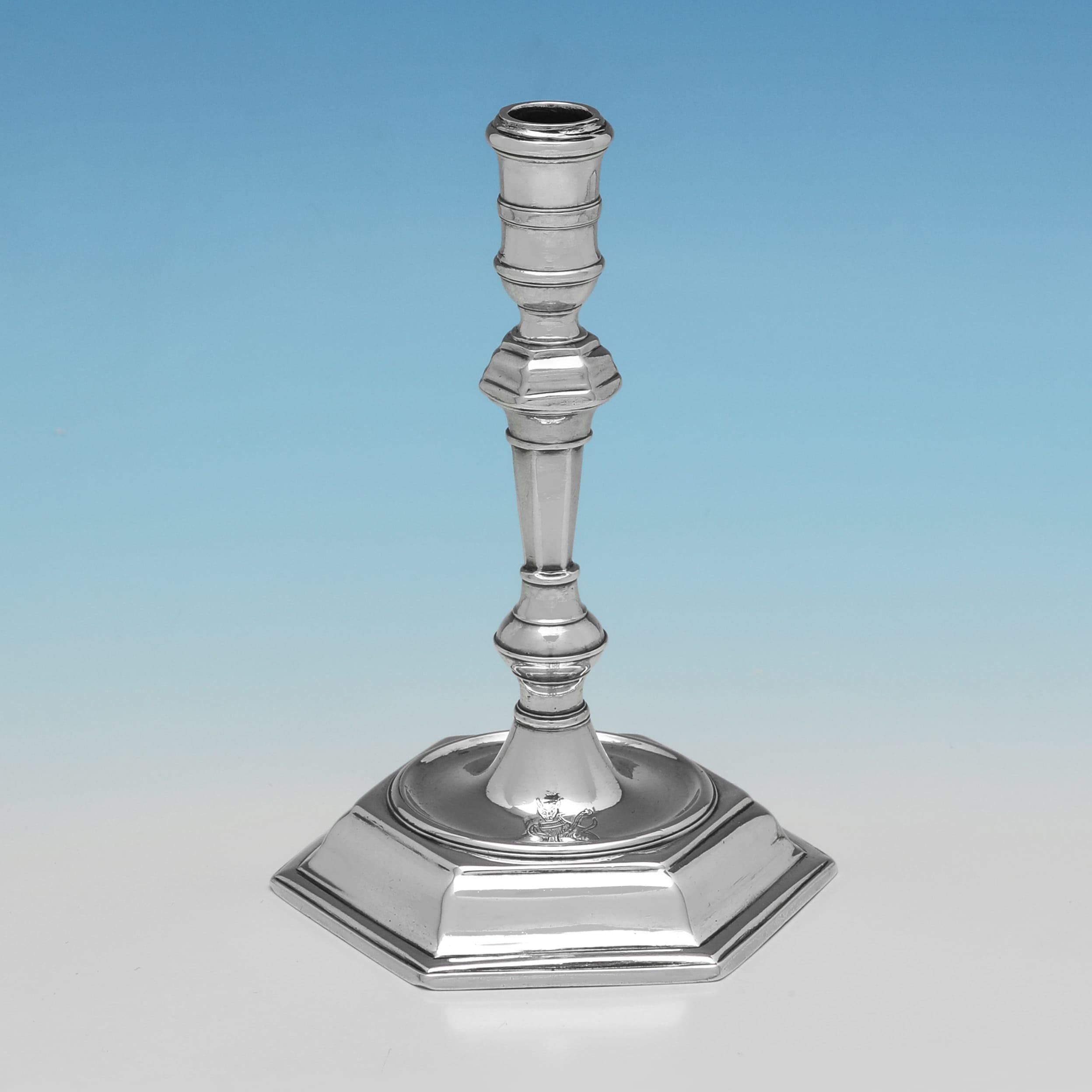 Con il marchio di Francis Turner a Londra nel 1723, questa squisita coppia di bacchette d'argento antico George I+I sono fuse e di forma esagonale, con uno stemma inciso su ciascuna base. Ogni cero misura 4,5