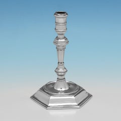 Pareja de candelabros de plata de ley de la época de Jorge I fabricados en 1723