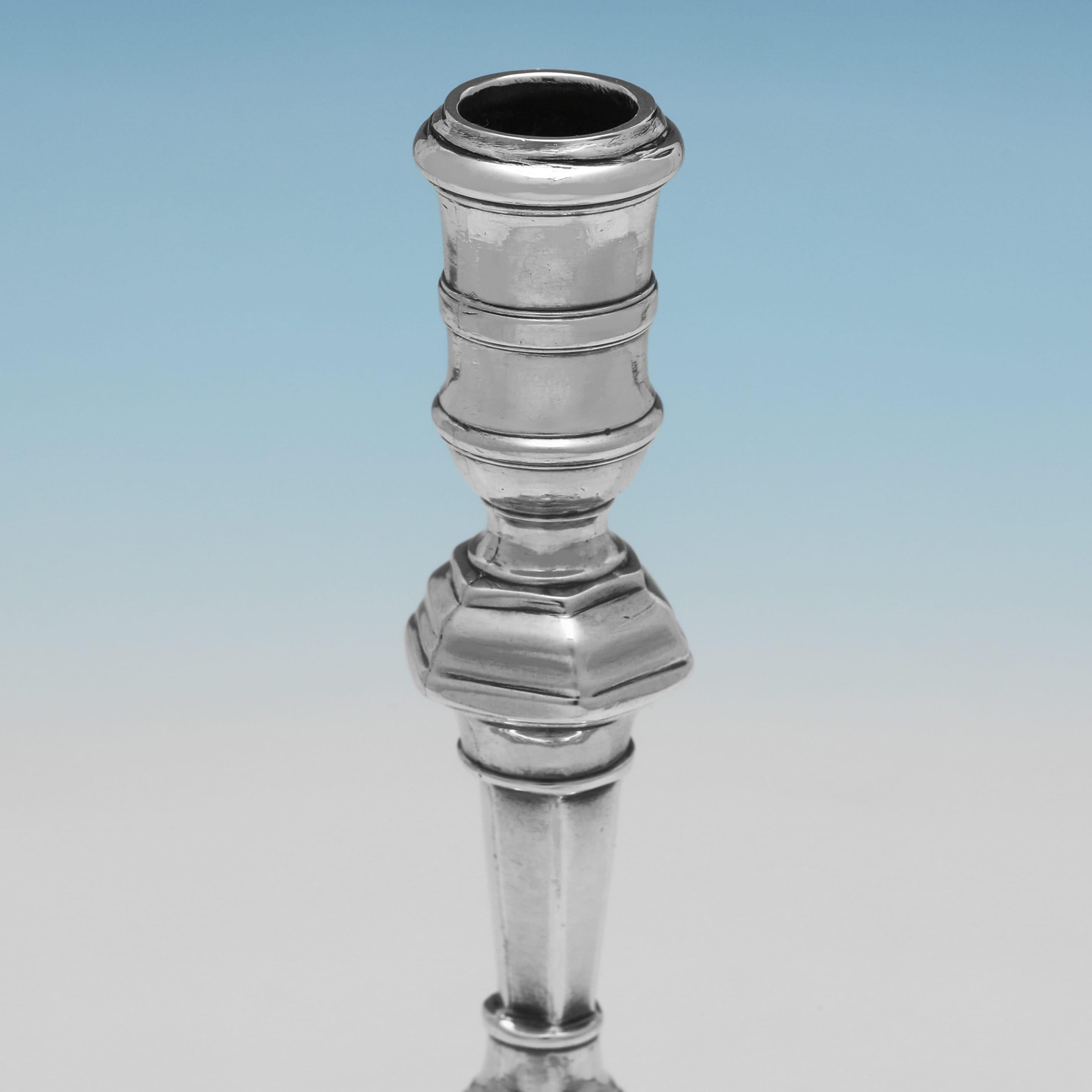 Inglese Coppia di ceri in argento sterling di epoca Giorgio I realizzati nel 1723 in vendita