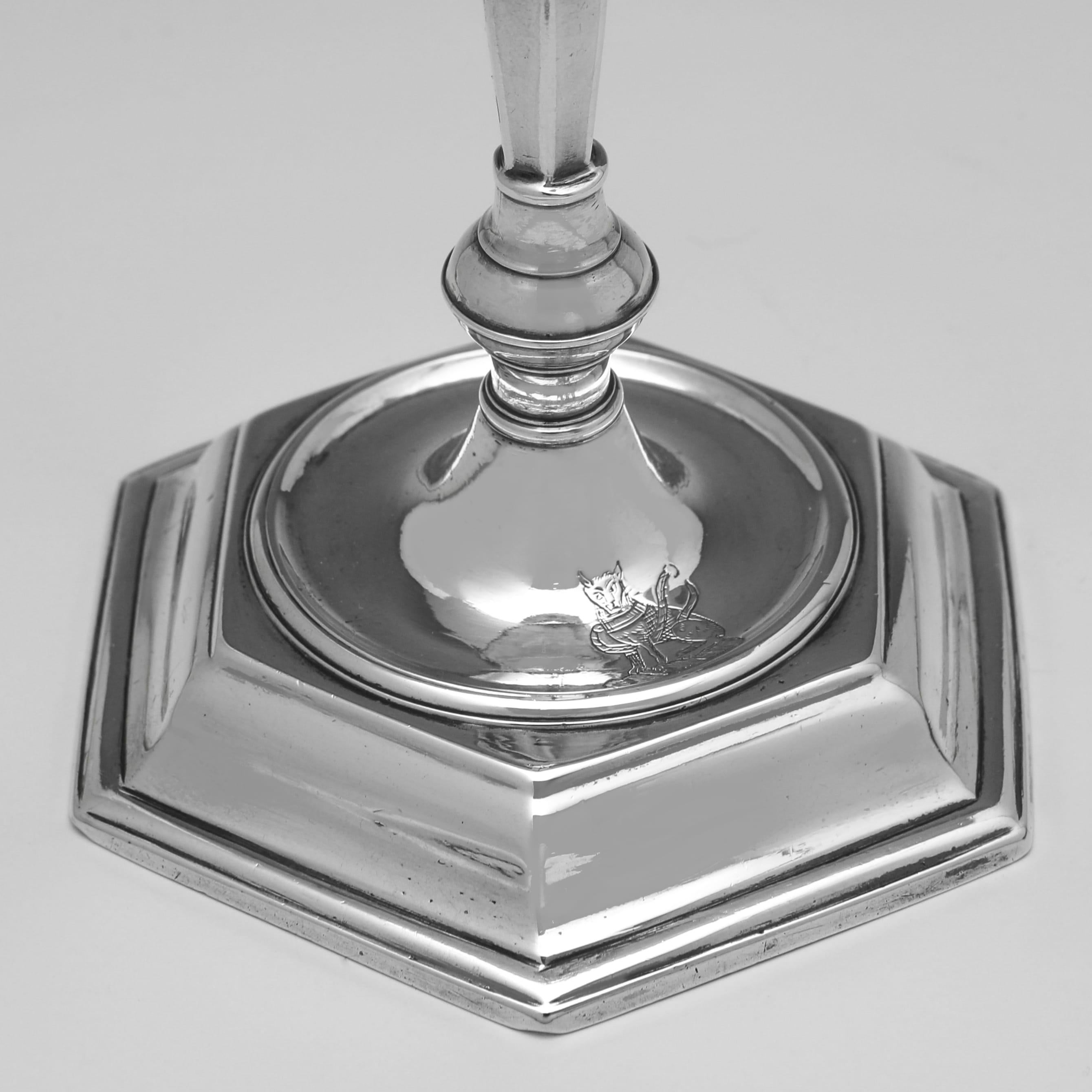 Coppia di ceri in argento sterling di epoca Giorgio I realizzati nel 1723 In condizioni buone in vendita a London, London