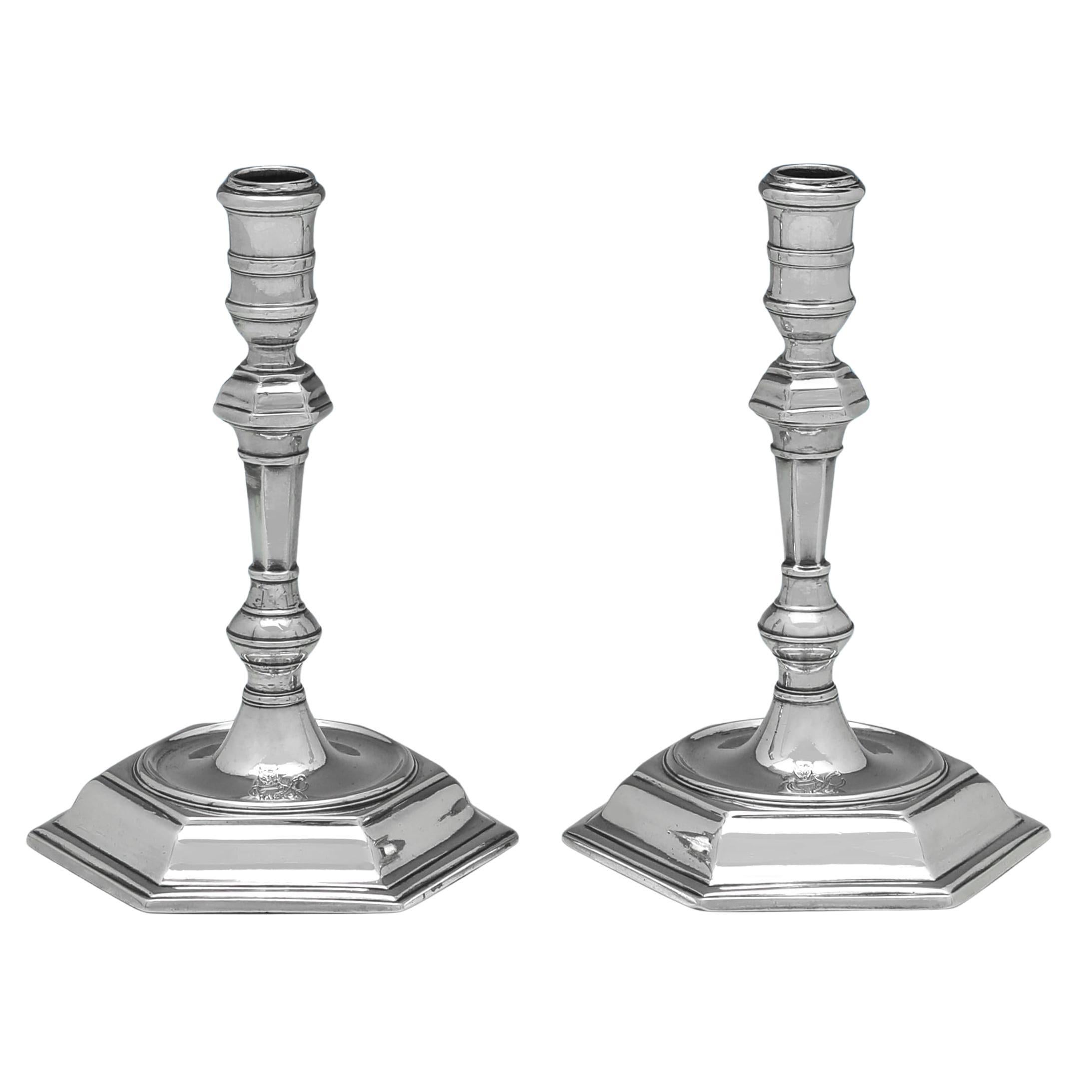 Coppia di ceri in argento sterling di epoca Giorgio I realizzati nel 1723