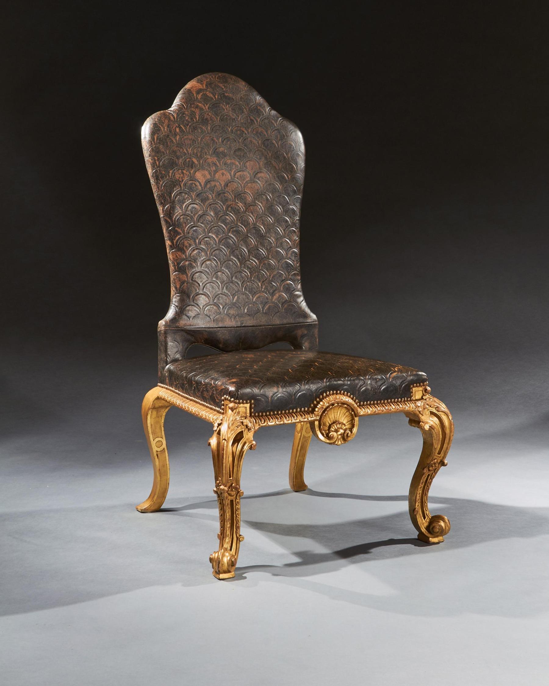 Ein fein gezeichnetes Paar Beistellstühle aus vergoldetem Holz und geprägtem Leder aus dem späten 19. Jahrhundert im George-I-Stil.


Englisch Circa 1880-1900.


Jedes hat gewölbte, taillierte, geprägte, ledergepolsterte Rückenlehnen über