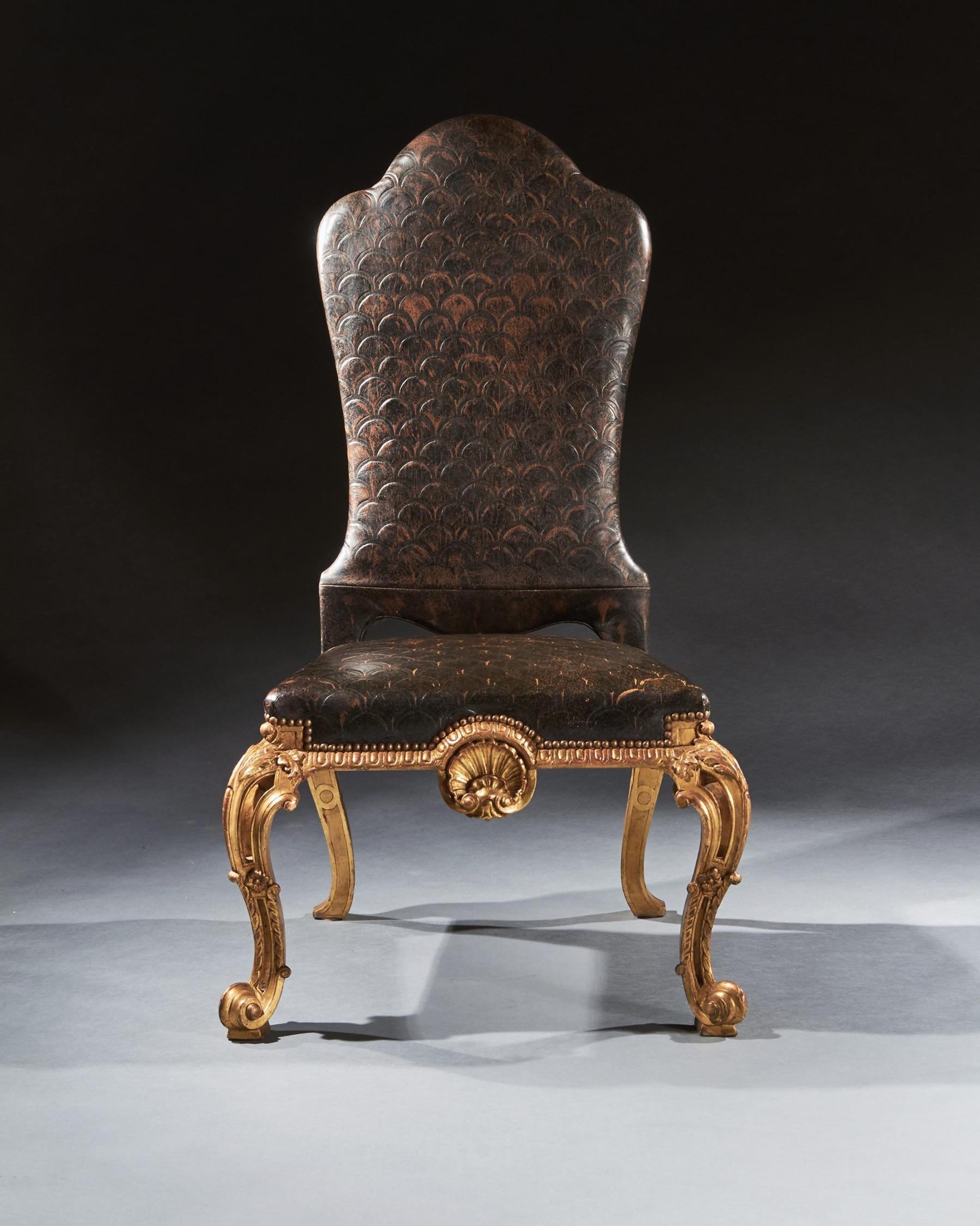 Anglais Paire de chaises d'appoint en bois doré et cuir de style George I de la fin du 19e siècle en vente