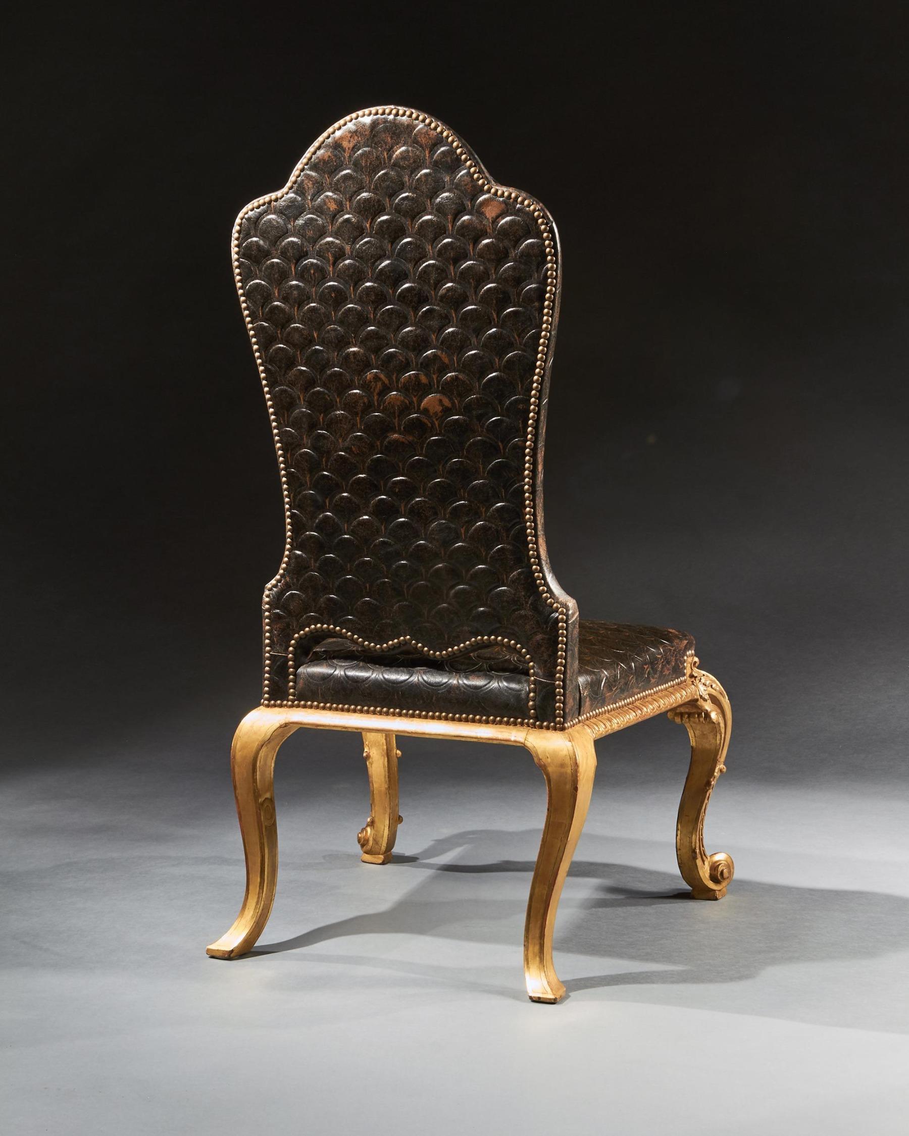 XIXe siècle Paire de chaises d'appoint en bois doré et cuir de style George I de la fin du 19e siècle en vente