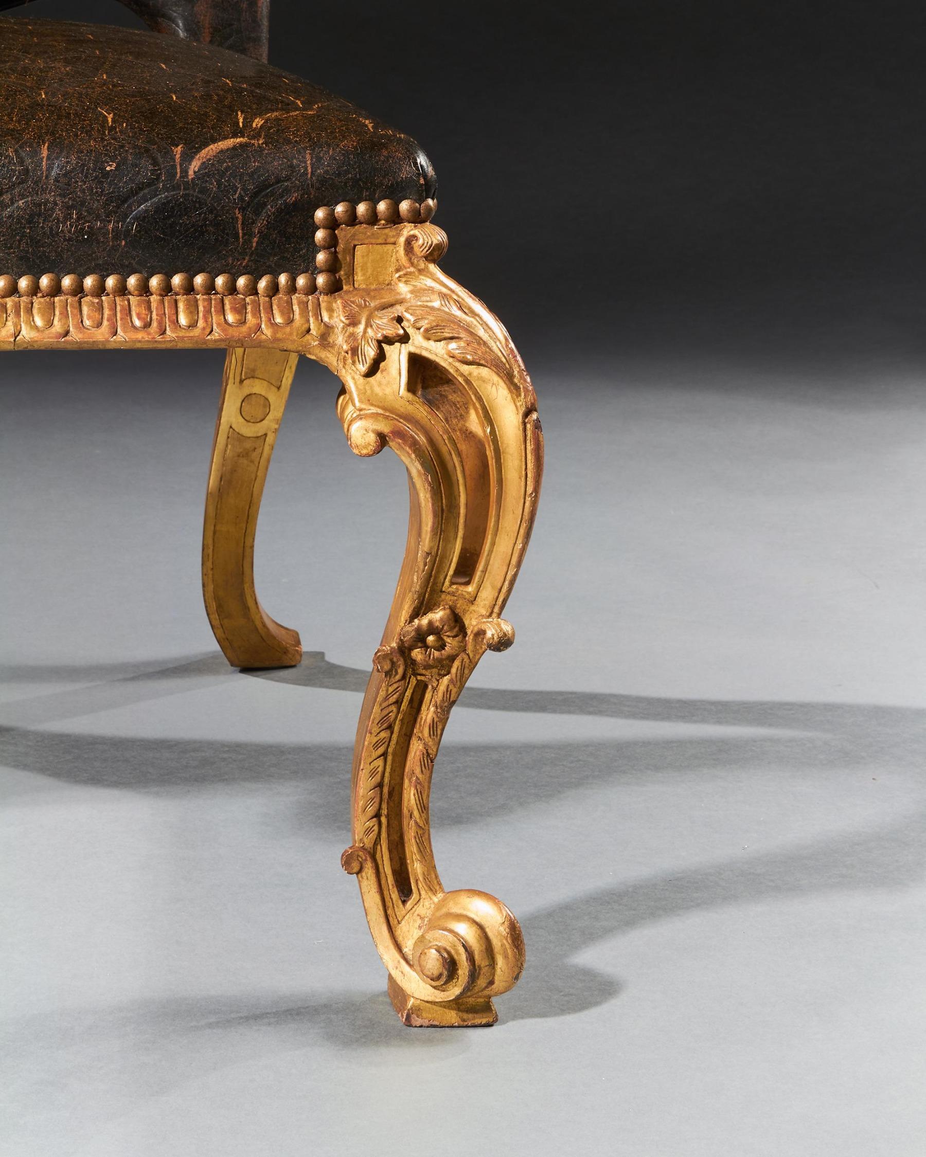 Cuir Paire de chaises d'appoint en bois doré et cuir de style George I de la fin du 19e siècle en vente