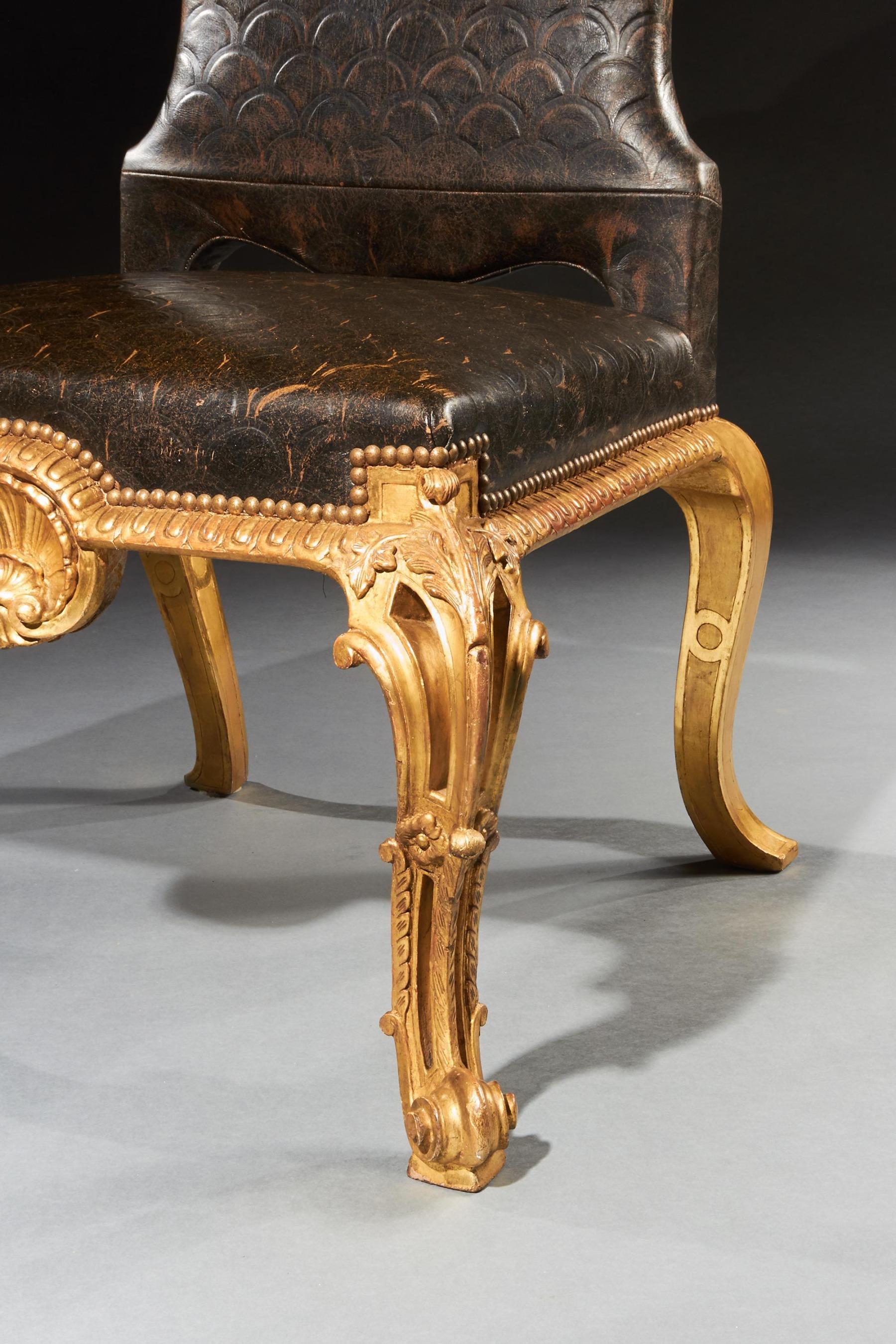 Paire de chaises d'appoint en bois doré et cuir de style George I de la fin du 19e siècle en vente 2
