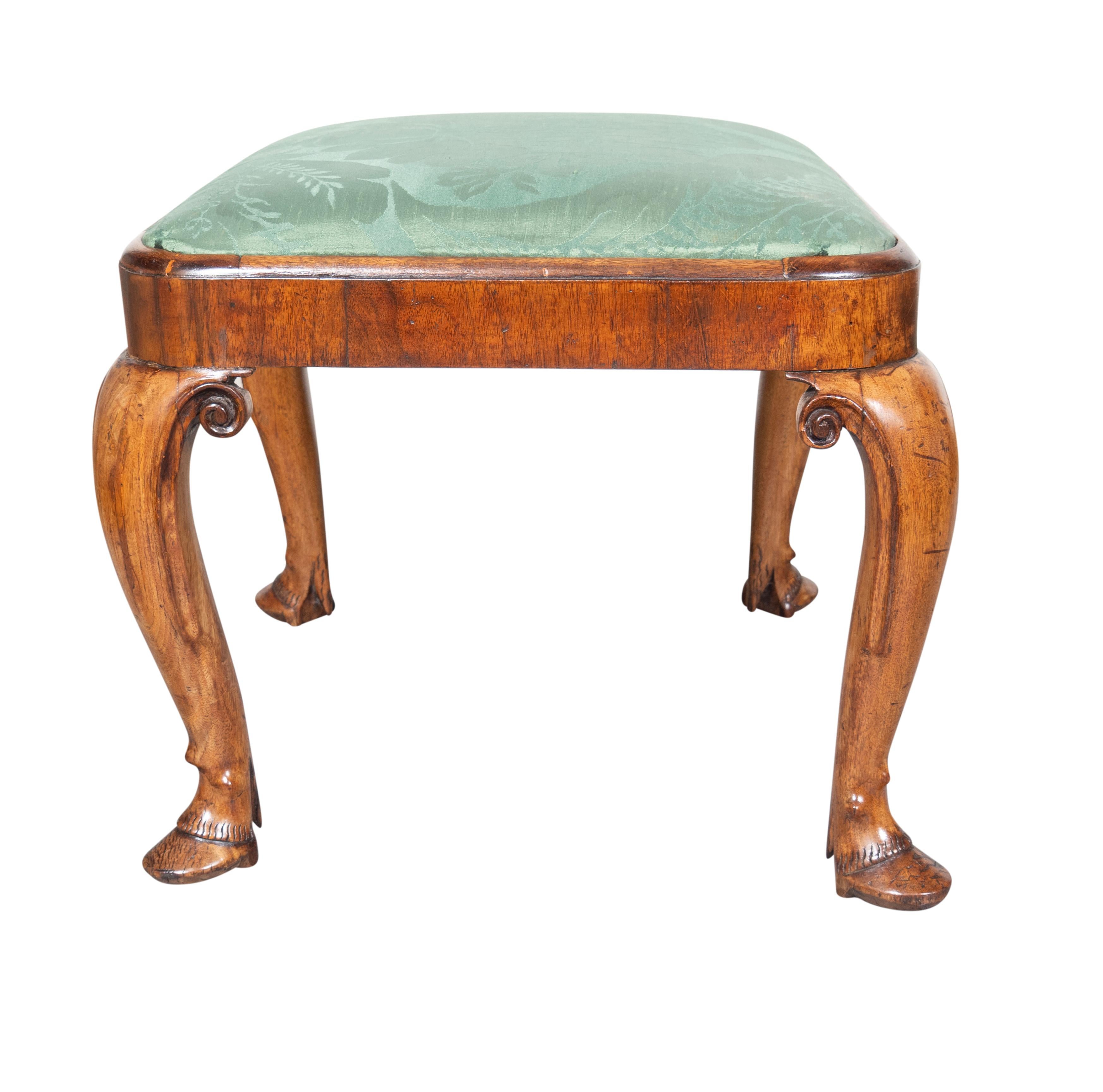 Pair Of George I Walnut Benches In Good Condition For Sale In Essex, MA