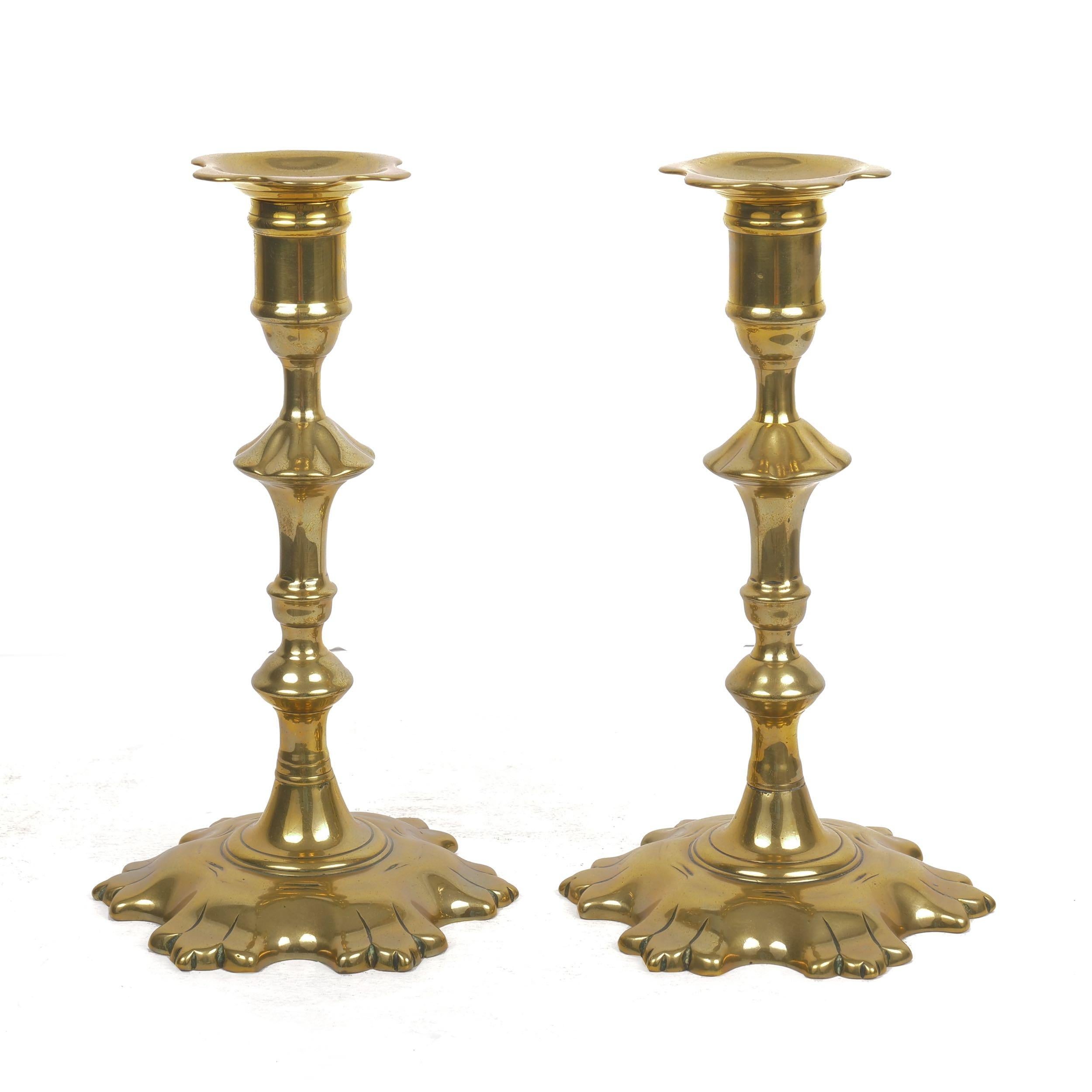 Pair of George II Antique English Shell-Base Brass Candlesticks, circa 1760 In Good Condition In Shippensburg, PA