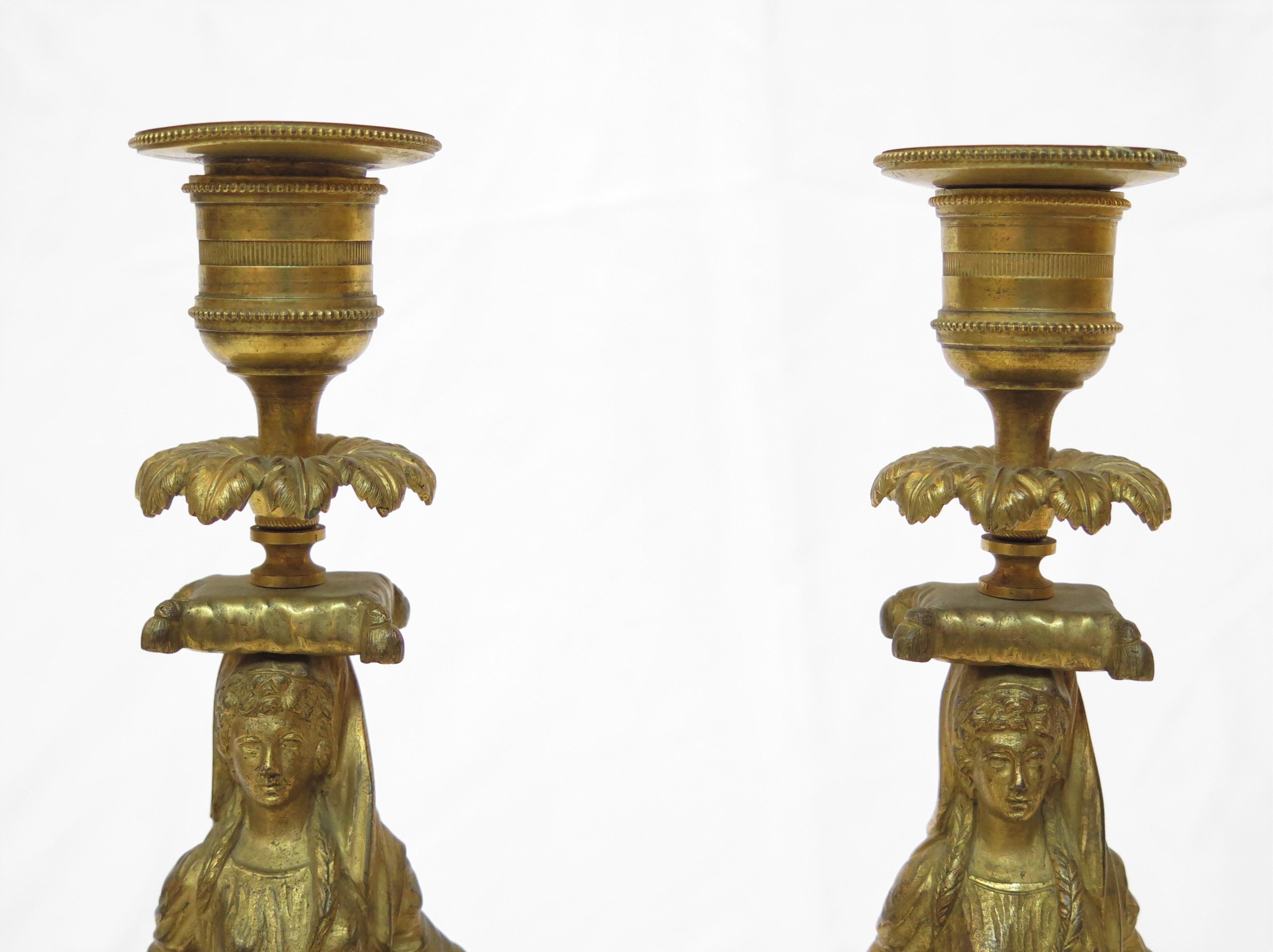 Inglese Coppia di candelabri in bronzo a cariatide di Giorgio II in vendita
