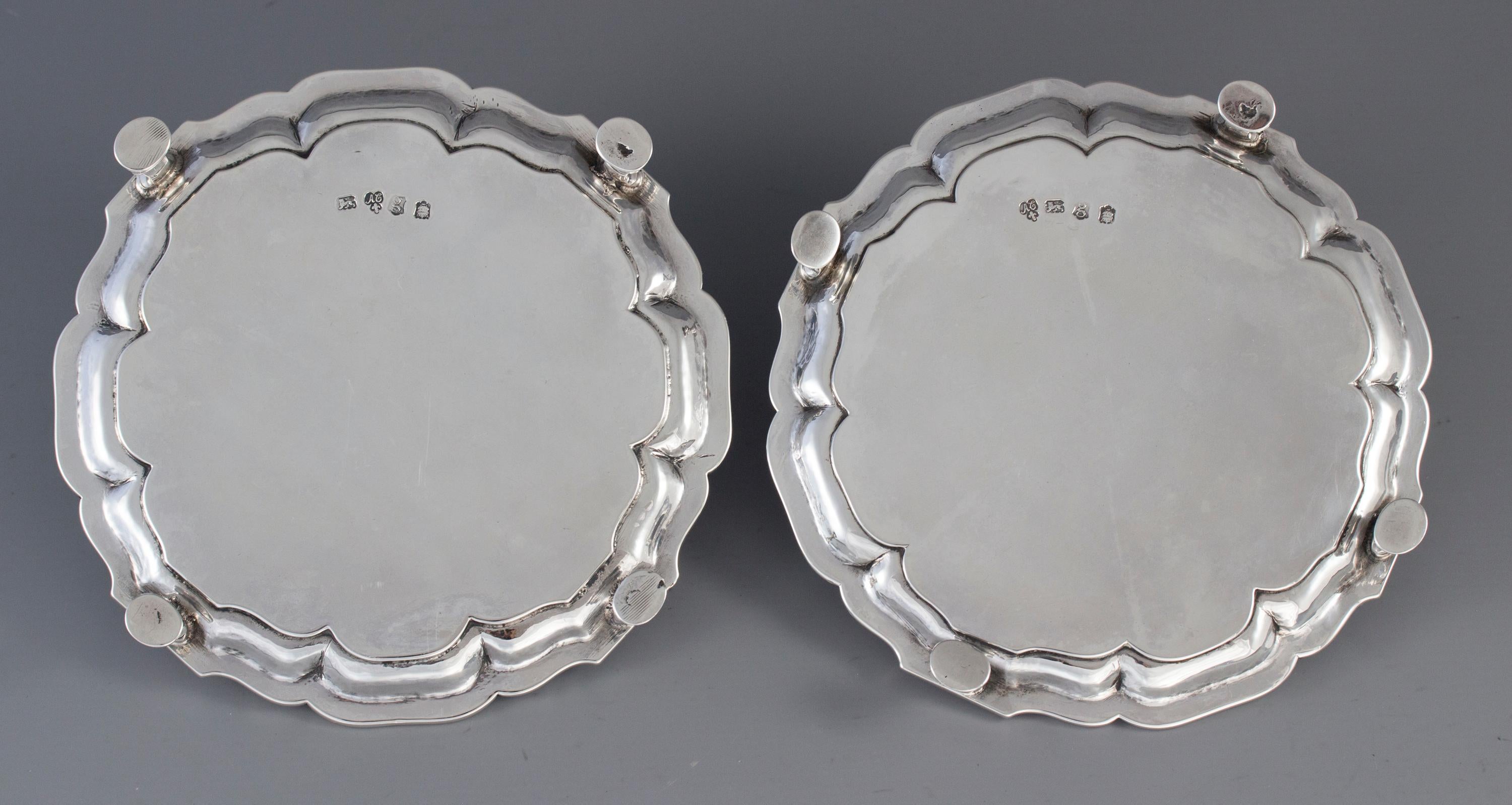 Pair of George II Huguenot Silver Waiters In Good Condition In Cornwall, GB