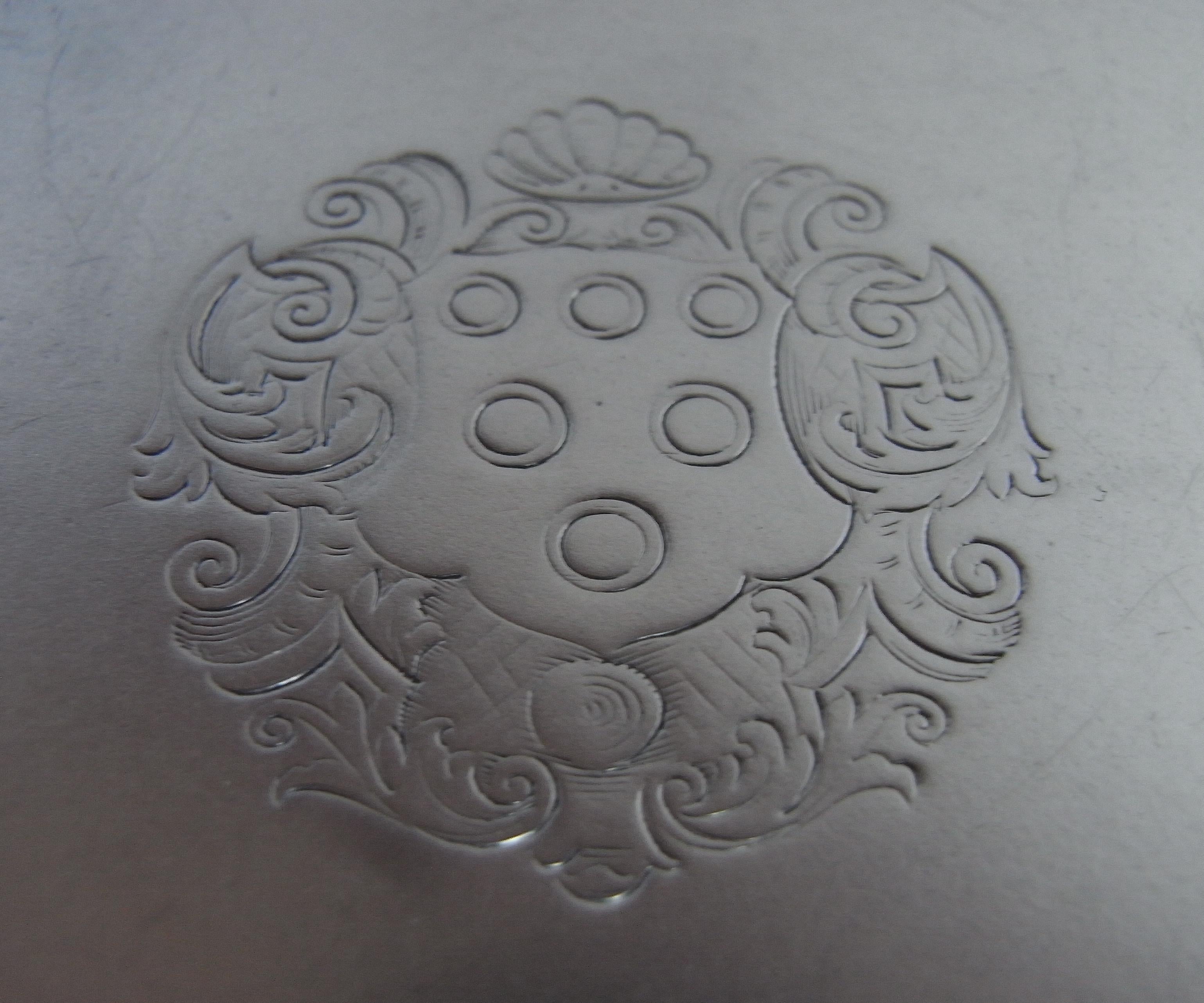 Très belle paire de salières George II fabriquées à Londres en 1729 par John Tuite

Les salvers reposent sur quatre pilastres en fonte dans chaque coin.  Le corps principal a une forme carrée avec des coins incurvés et un bord surélevé décoré d'une