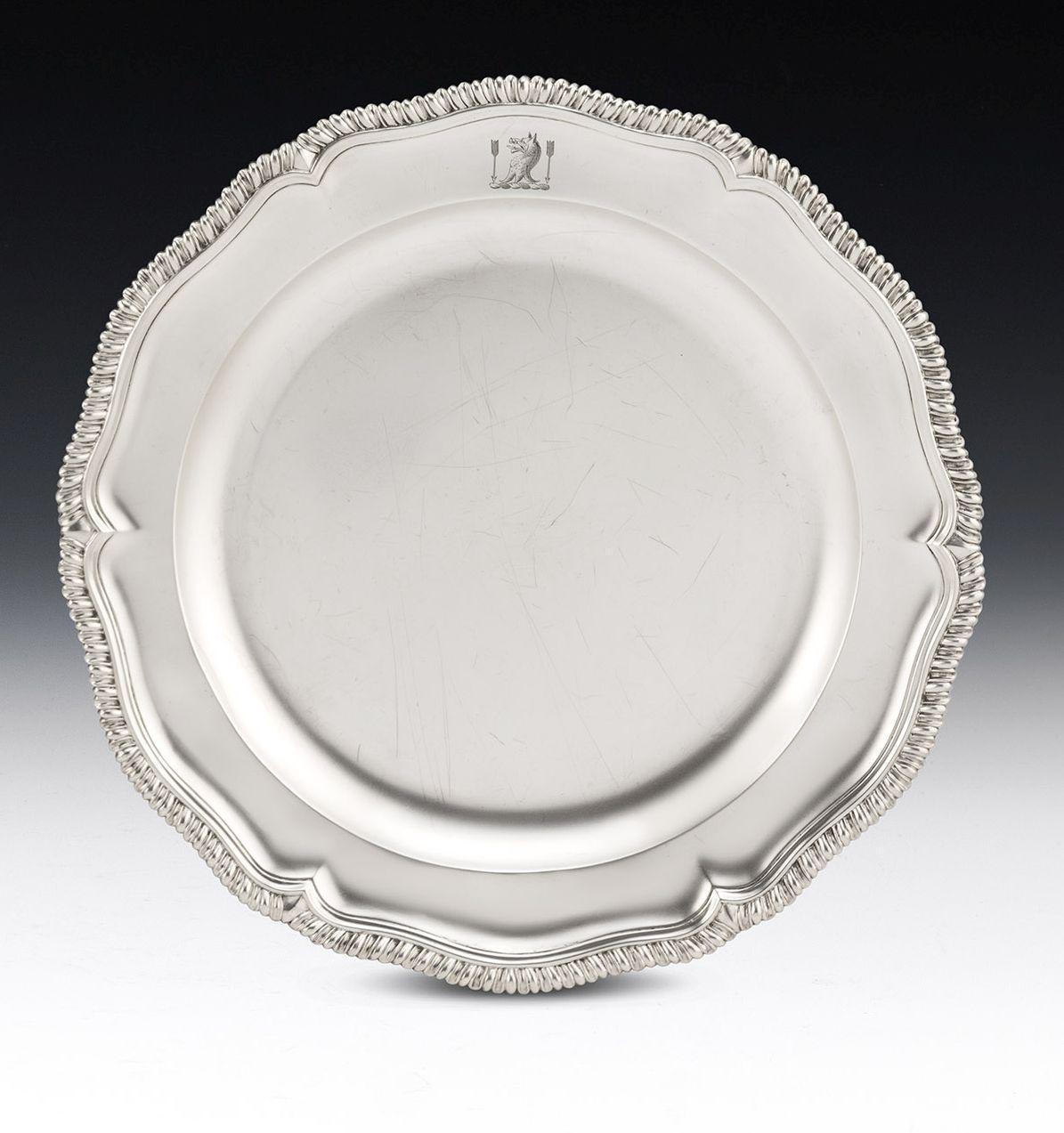 Ein extrem feines Paar von George II Second Course Dishes, hergestellt in London im Jahr 1754 von John Jacobs

Das Geschirr wurde 1754 in London von dem sehr guten Silberschmied Jean, auch bekannt als John Jacobs, hergestellt. Die Schalen haben eine