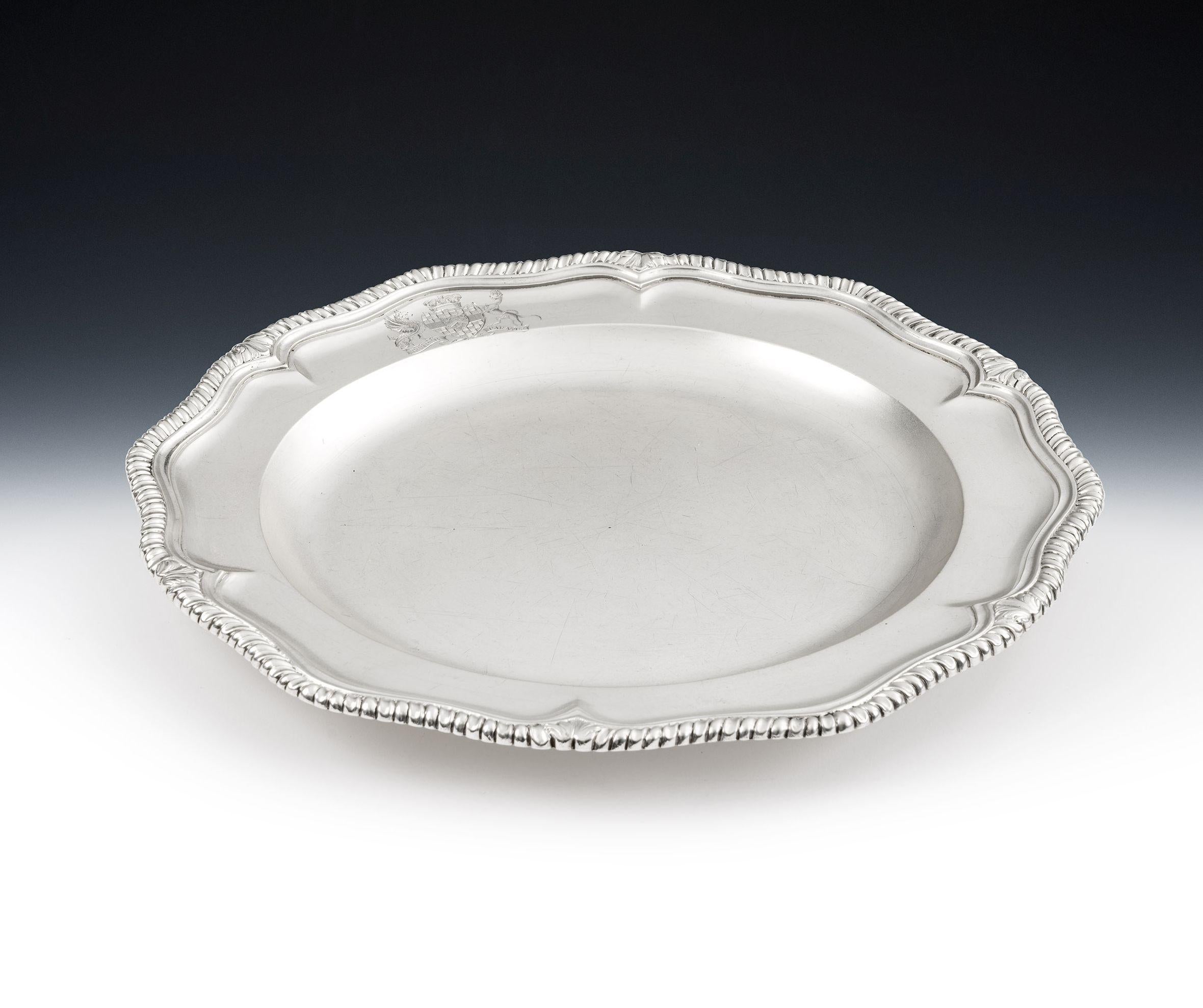 Très belle paire de plats de service George II fabriqués à Londres en 1745 par Edward Aldridge.

Les plats sont de forme circulaire, avec une bordure à godrons en escalier, entrecoupée de motifs feuillagés.  Le verso est gravé avec leur numéro dans