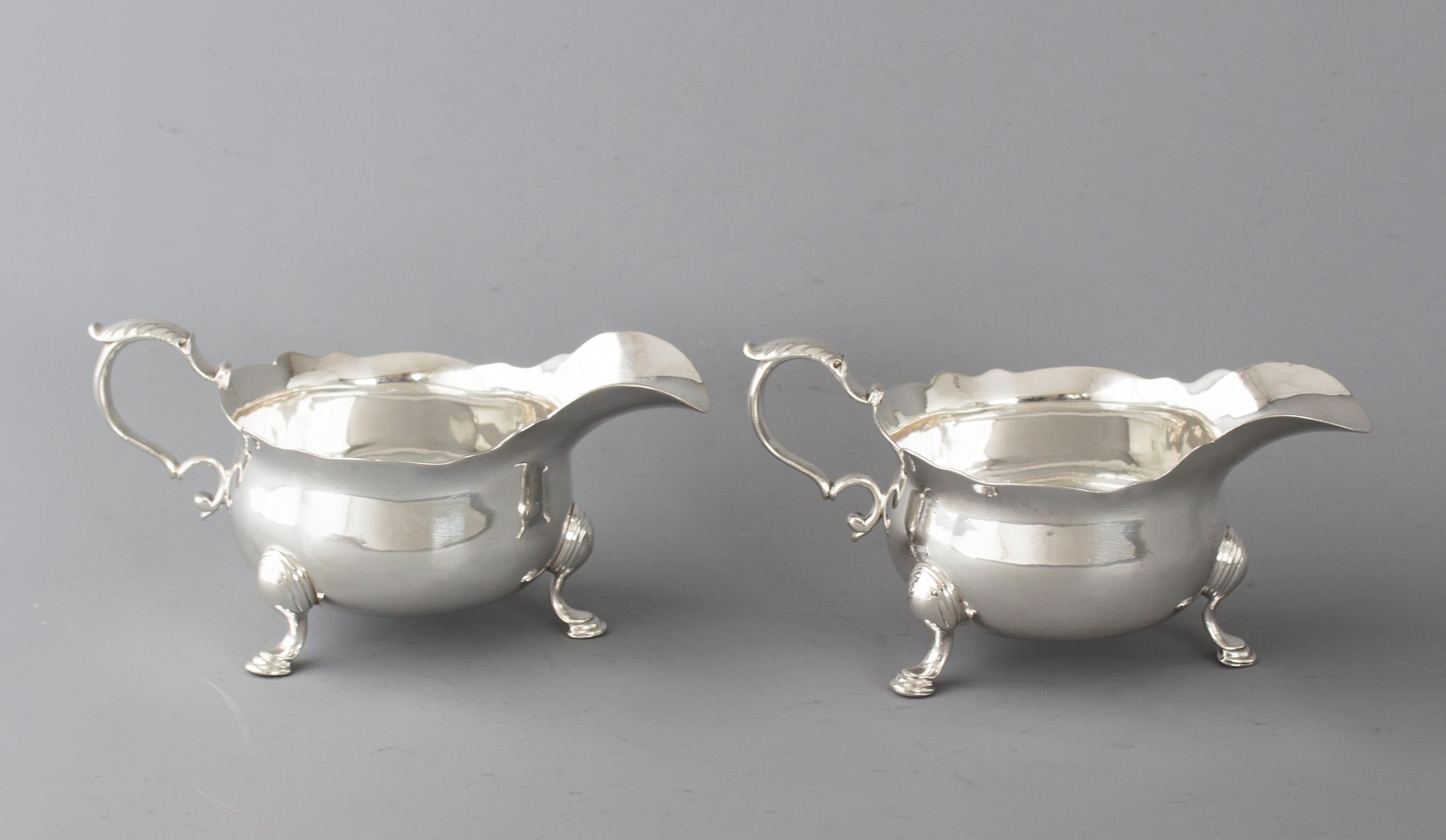 Pair of George II Silver Sauce Boats, London, 1737 by Benjamin West In Excellent Condition For Sale In Cornwall, GB