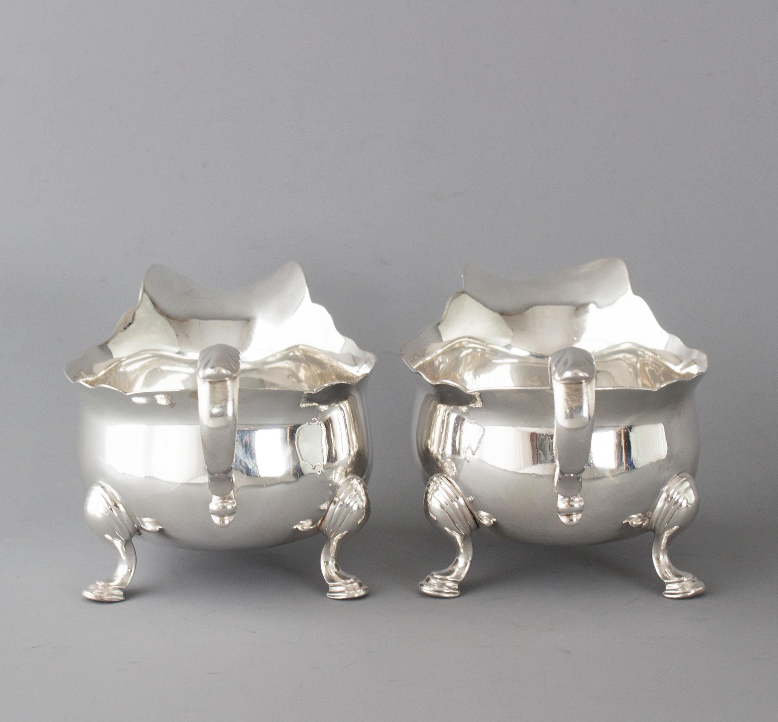 Mid-18th Century Pair of George II Silver Sauce Boats, London, 1737 by Benjamin West For Sale