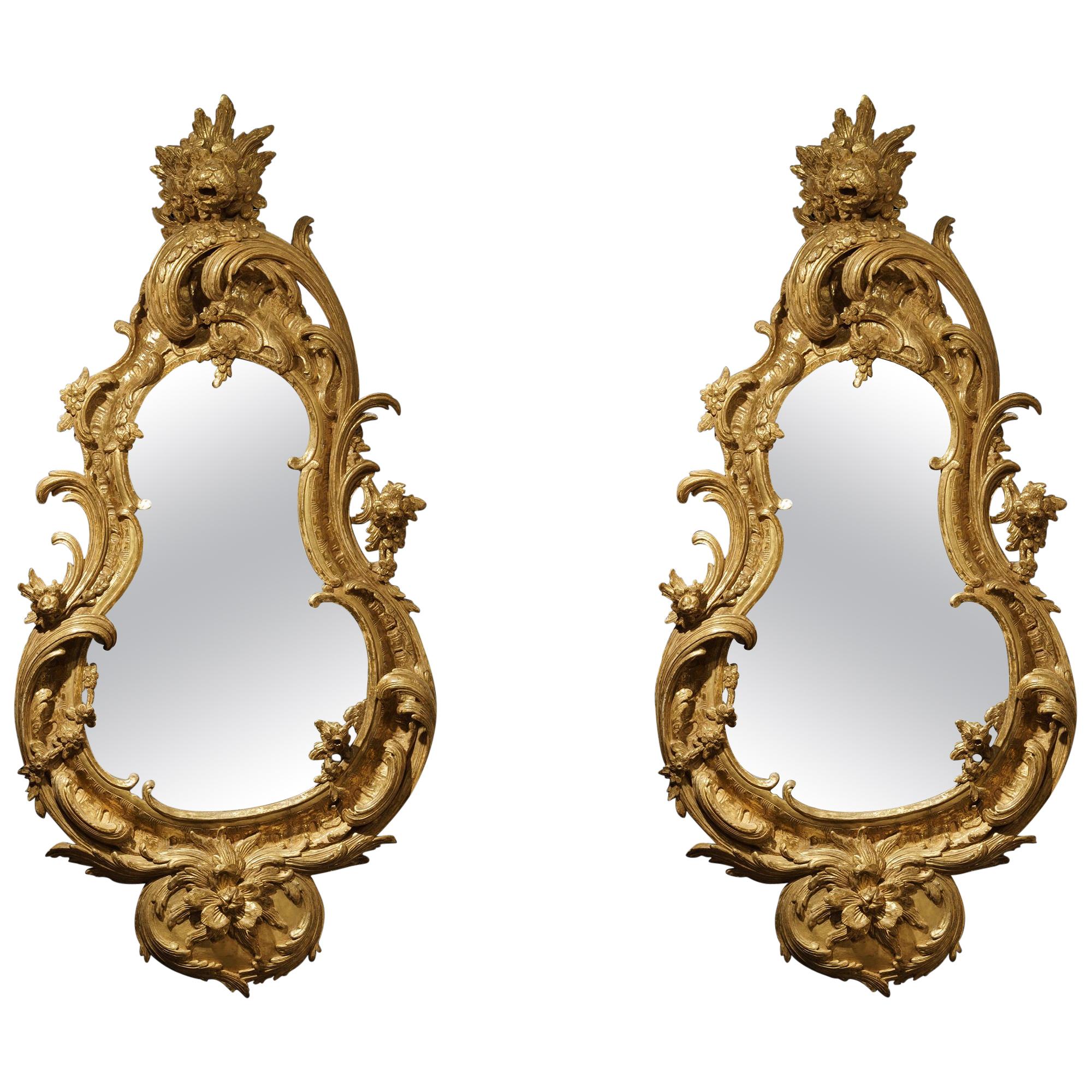 Paire de miroirs en bois doré sculpté de style George II