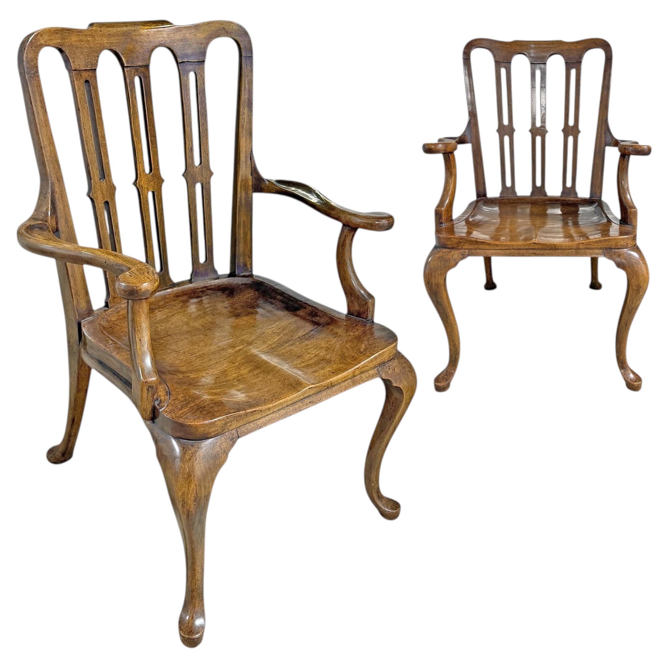 Paar Hall-Sessel im Stil von George II. im Angebot