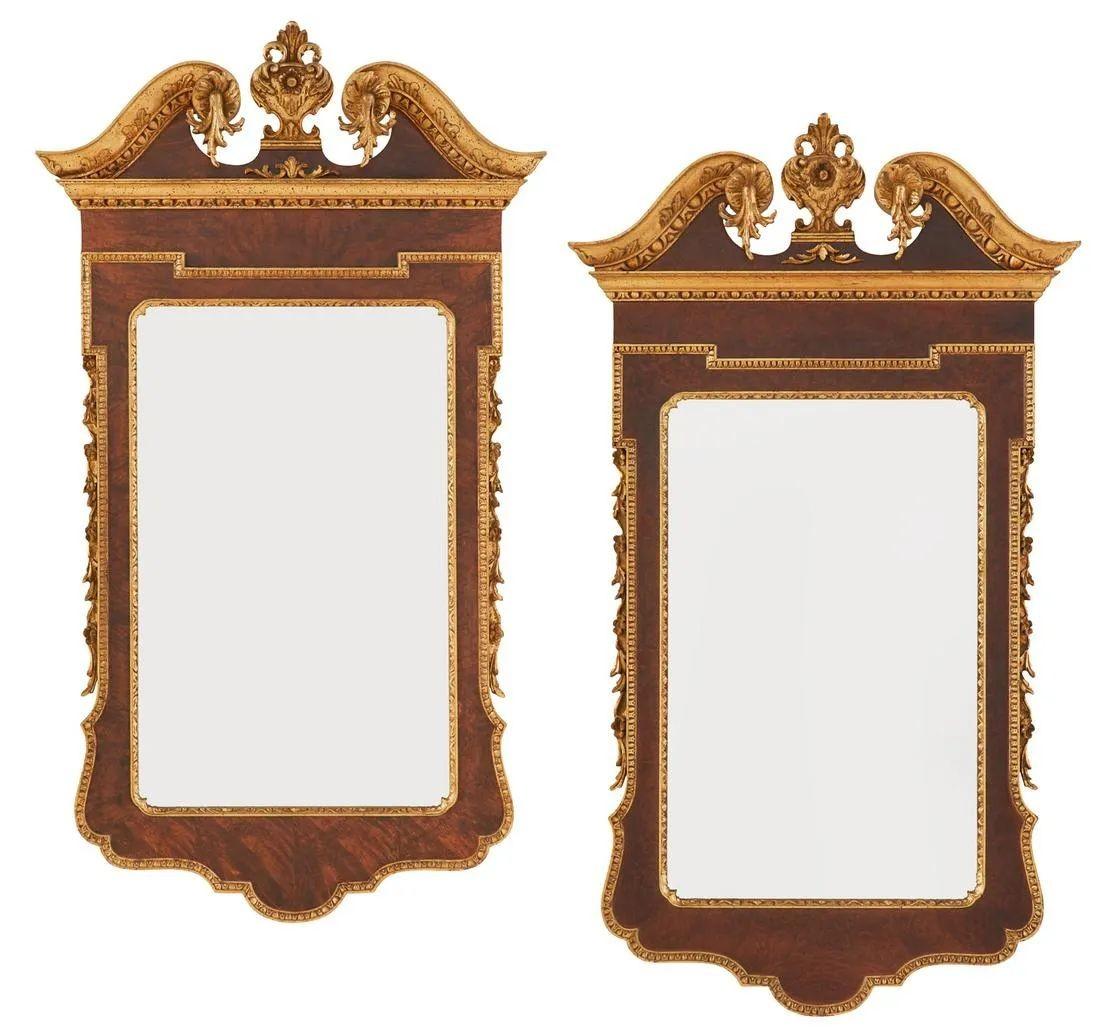 Paire de miroirs de console de style George II, ronce de noyer et parchemin doré 
Plaqué de ronce de noyer, garni de bois doré et orné d'un fronton en col de cygne avec un fleuron central en forme de cartouche, l'entourage du miroir est bordé de