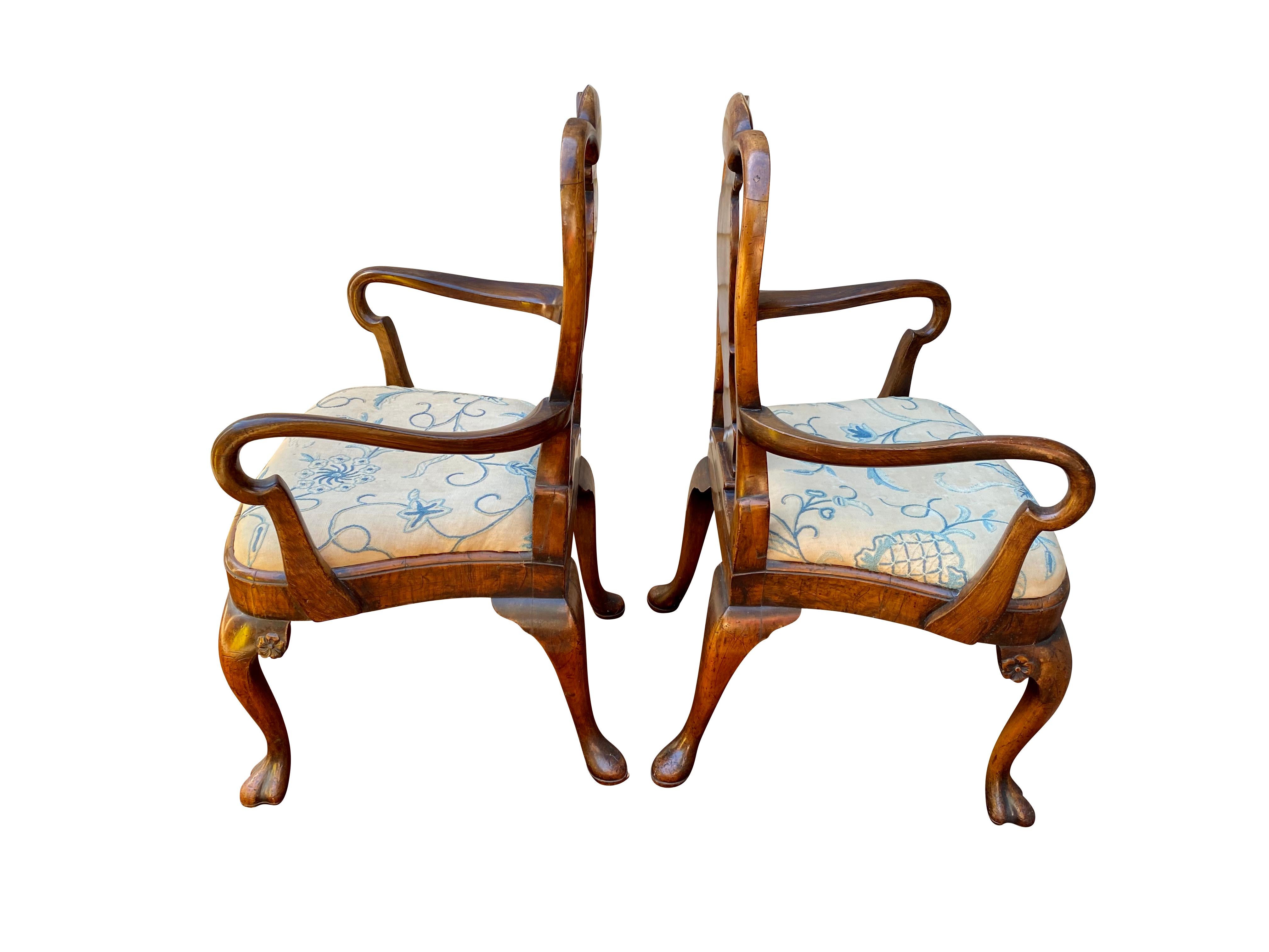 Anglais Paire de fauteuils de style George II en noyer en vente