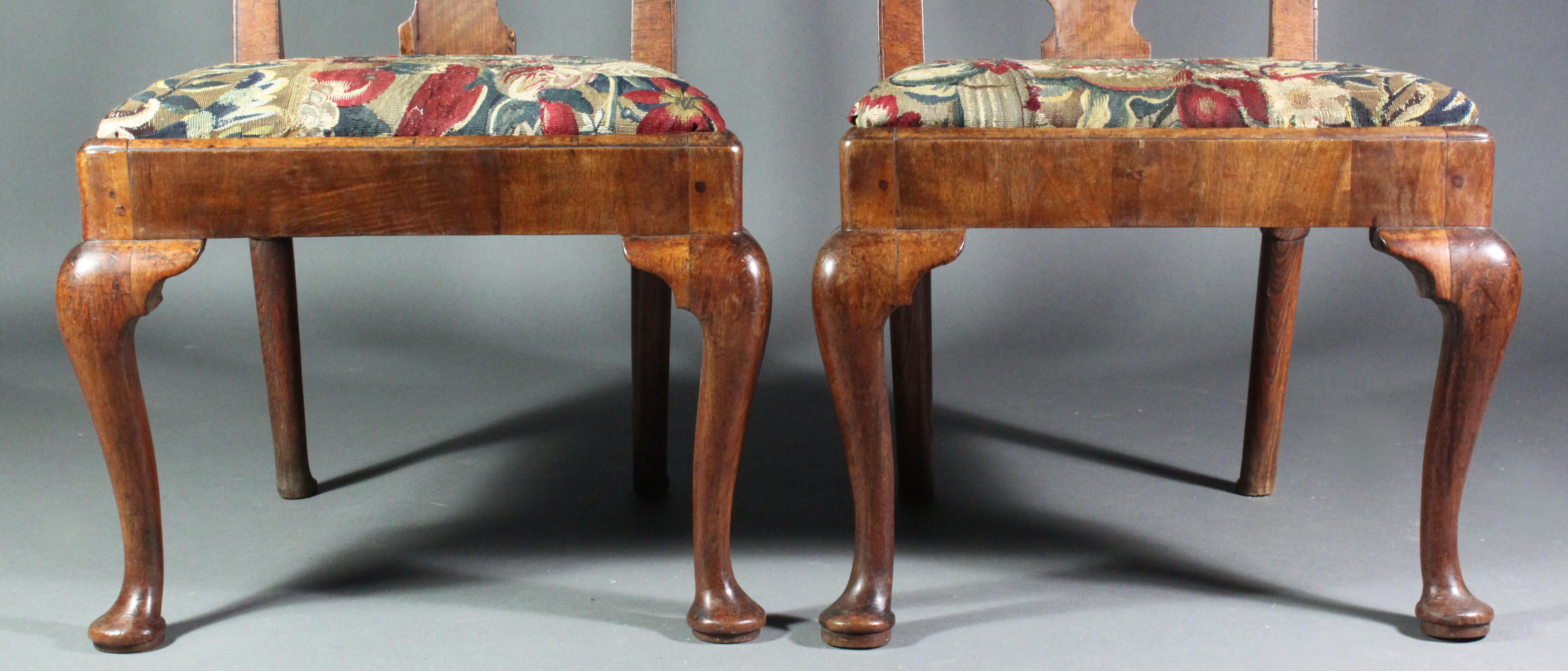 Paar Stühle mit Kabriole-Beinen aus furniertem Nussbaum, George II. im Angebot 4