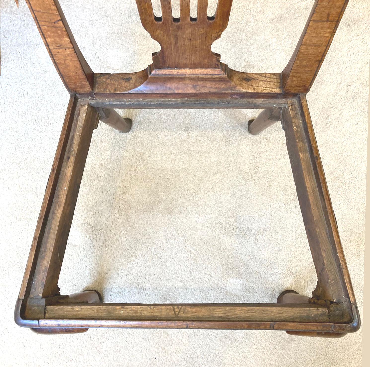 Pair of George II veneered walnut cabriole leg chairs For Sale 5