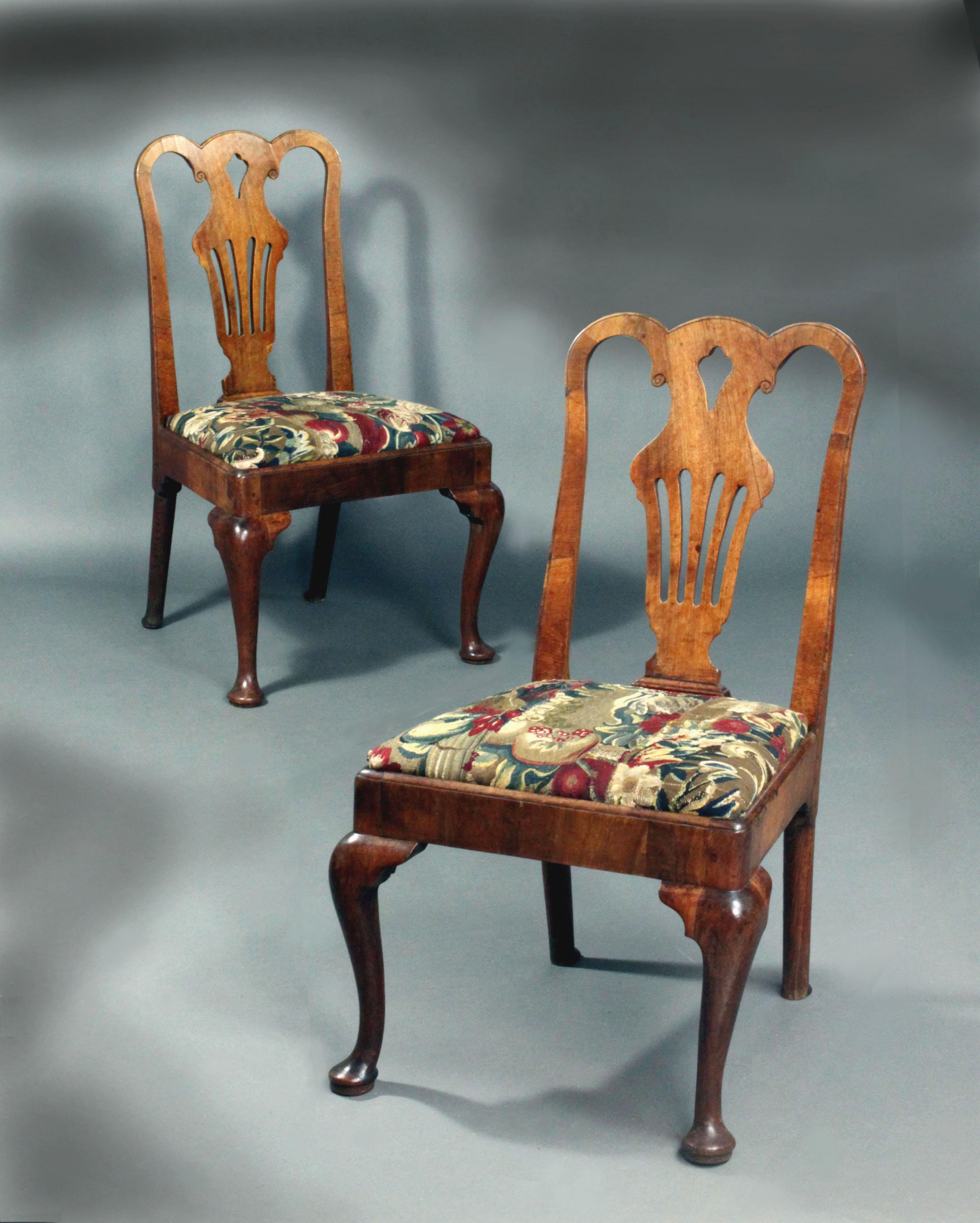 Pair of George II veneered walnut cabriole leg chairs In Good Condition For Sale In Bradford-on-Avon, Wiltshire