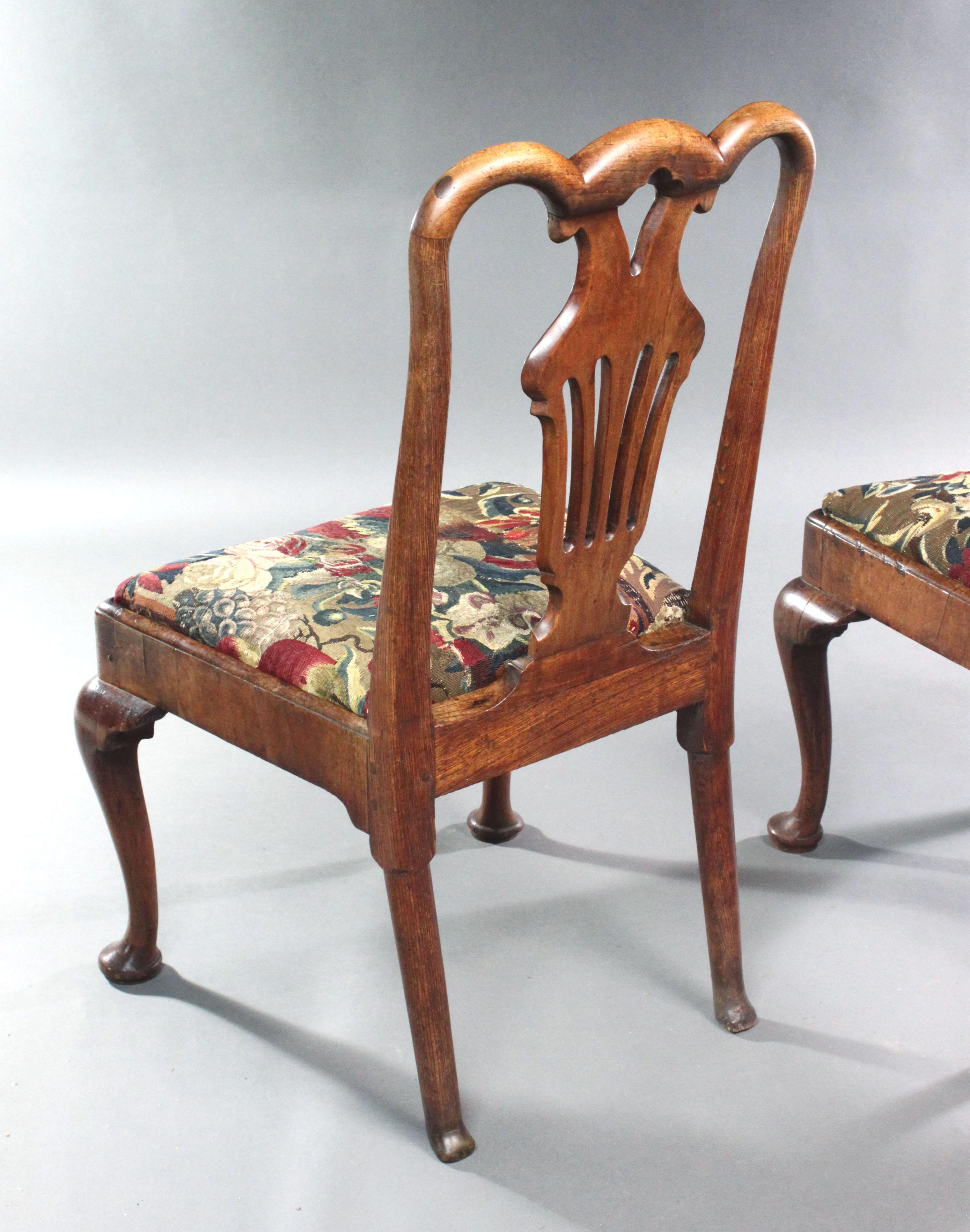 Pair of George II veneered walnut cabriole leg chairs For Sale 1