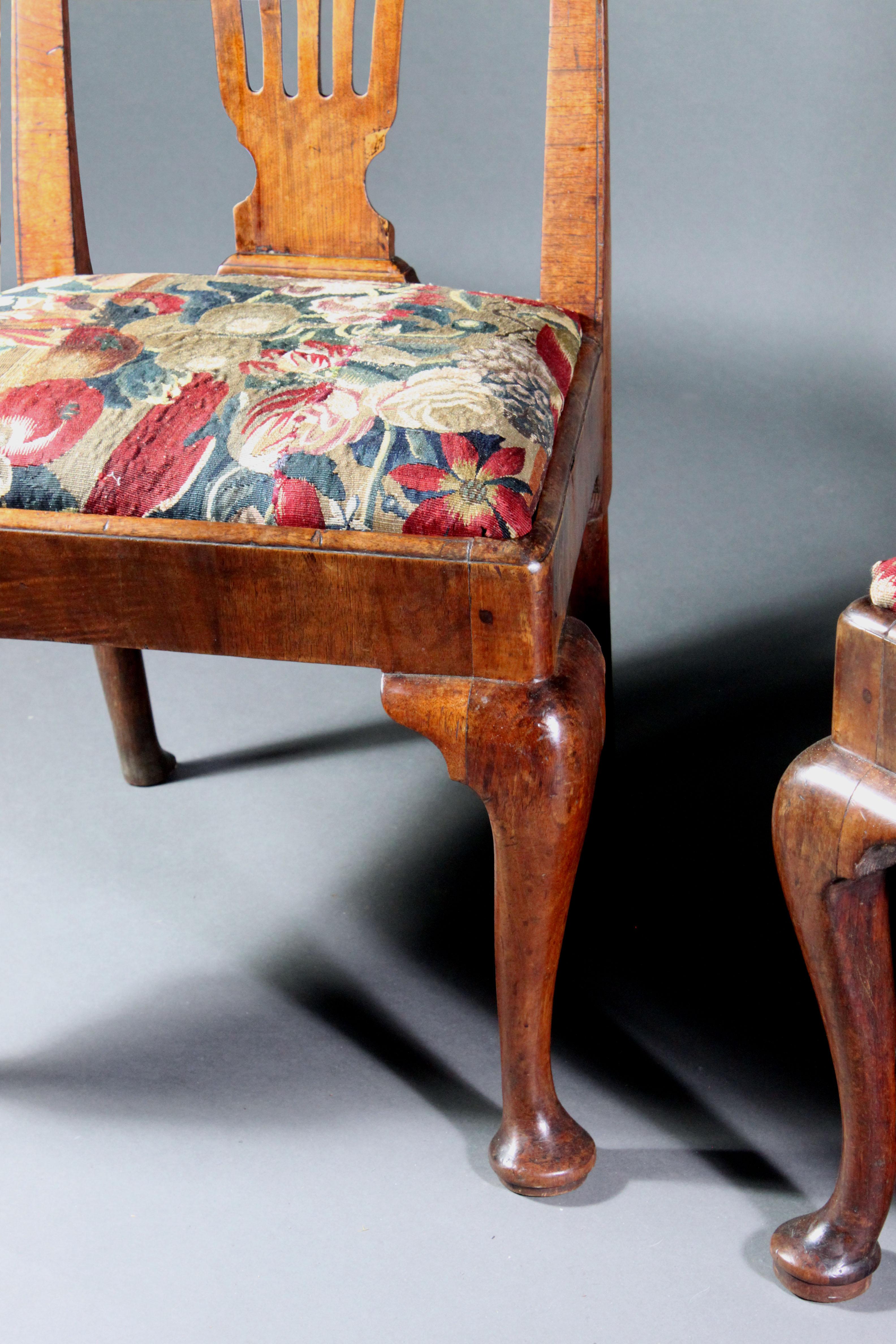 Pair of George II veneered walnut cabriole leg chairs For Sale 2