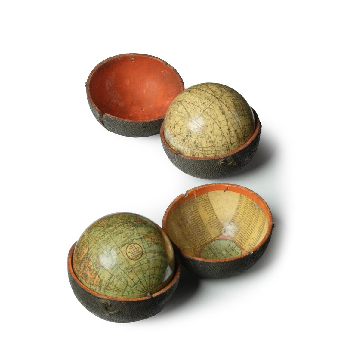 Galuchat Paire de globes de poche George III de 3 pouces par J & W Cary, un daté de 1791 en vente