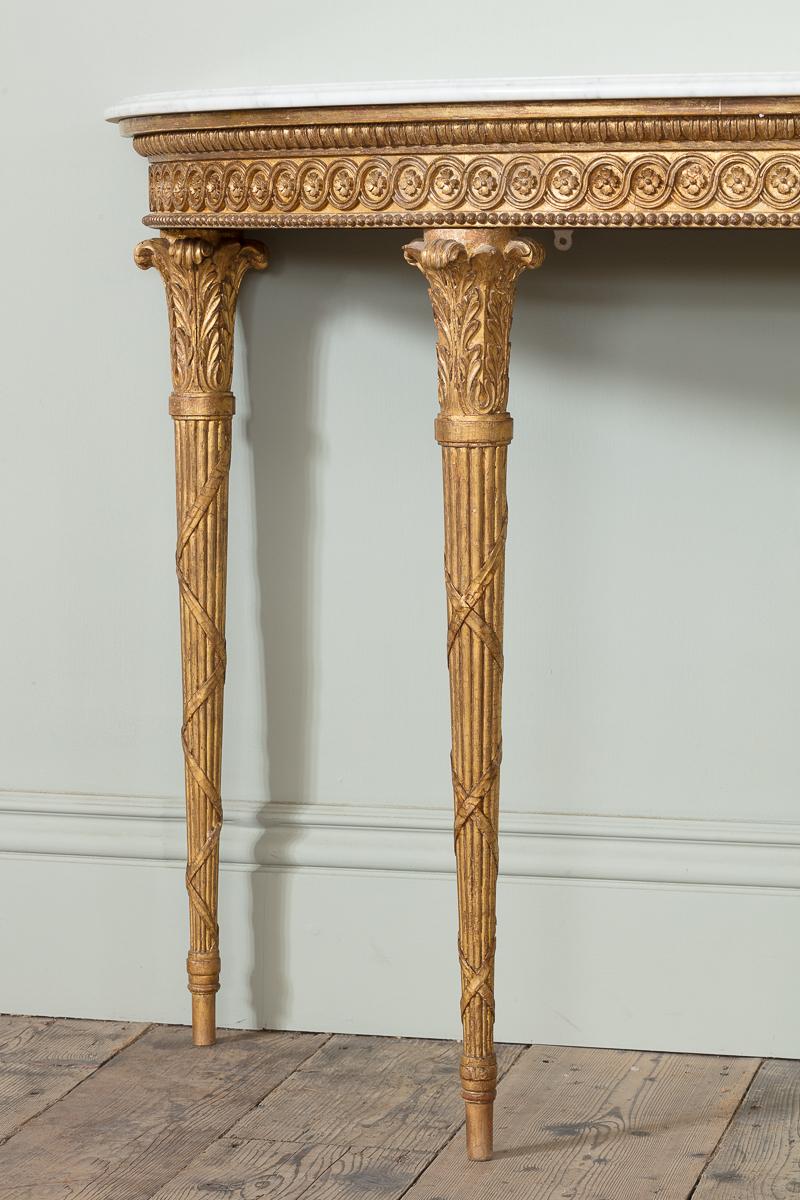 Sculpté Paire de tables Demi Lune en bois doré sculpté de George III en vente