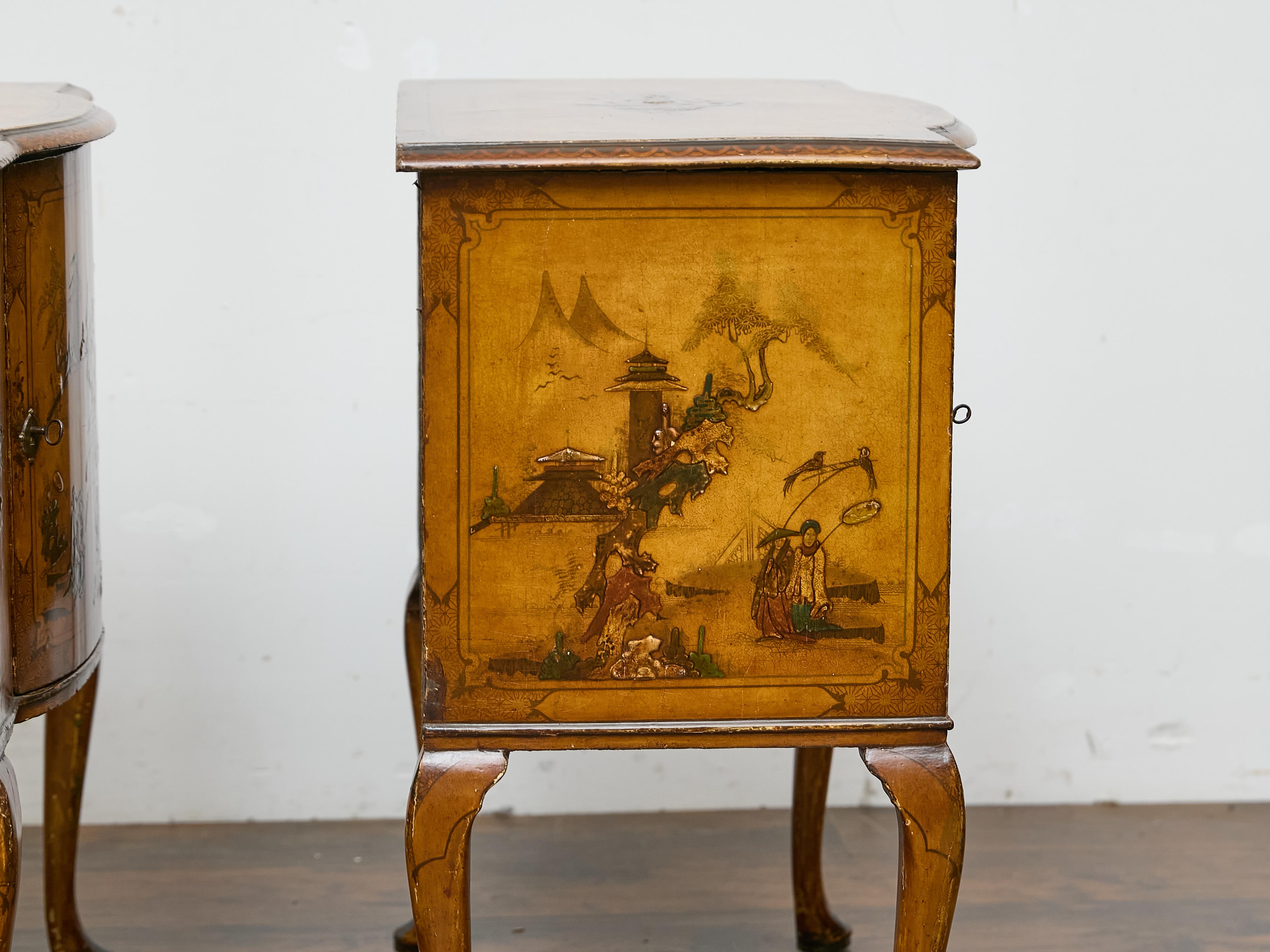 Paar Chinoiserie-Kommoden aus der Zeit von George III mit handgemalten Szenen im Angebot 2