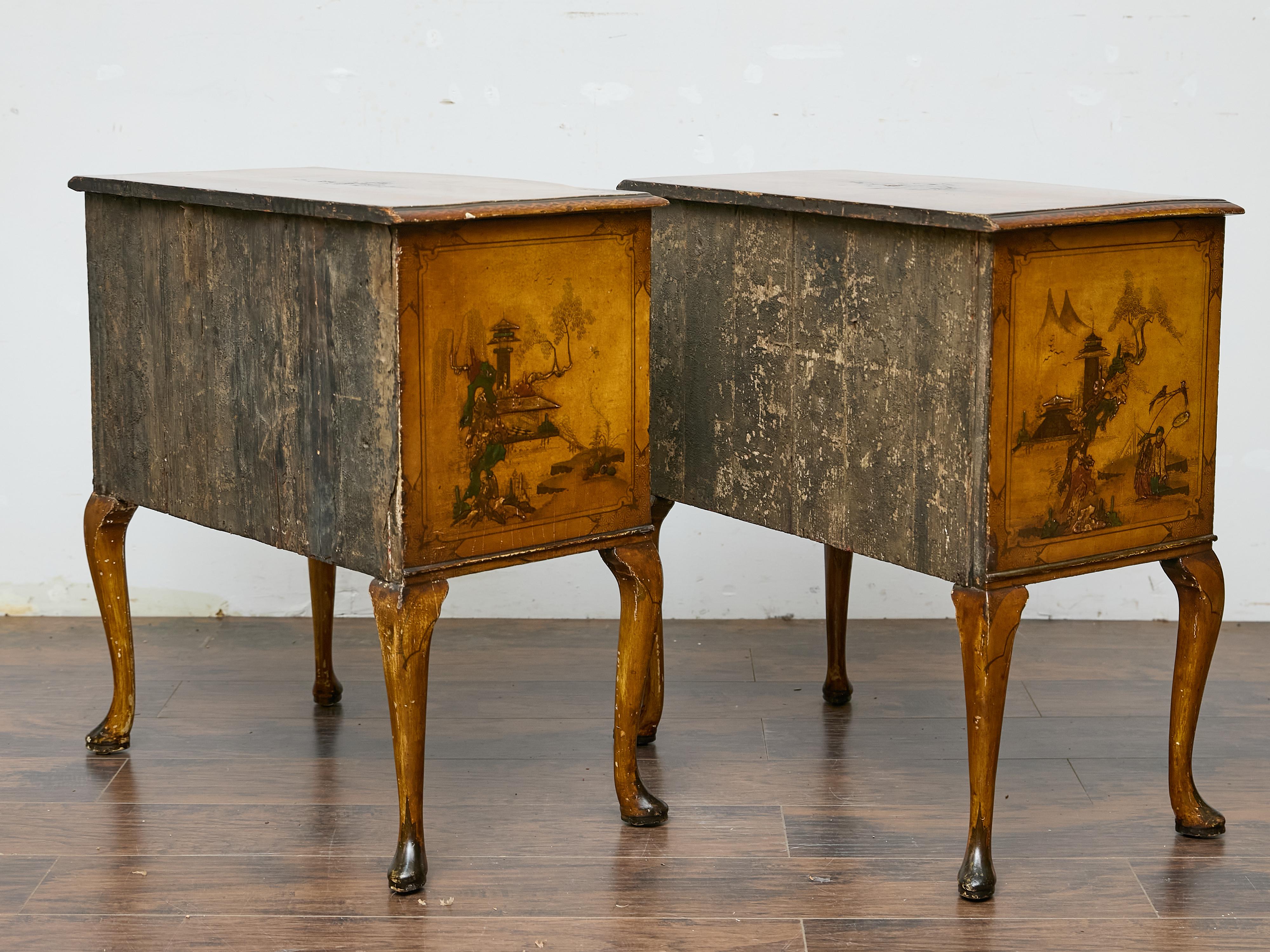 Paar Chinoiserie-Kommoden aus der Zeit von George III mit handgemalten Szenen im Angebot 3