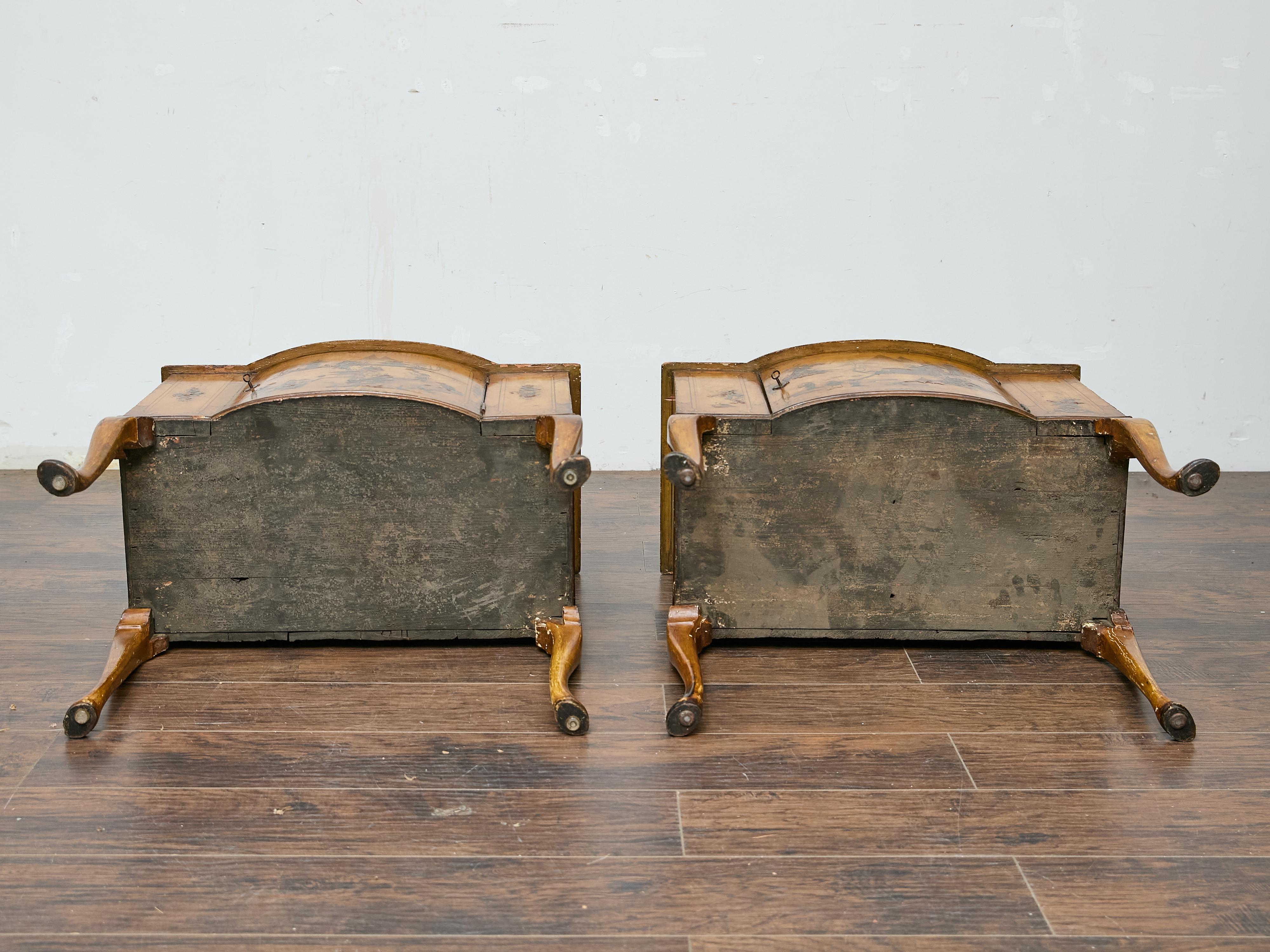 Paar Chinoiserie-Kommoden aus der Zeit von George III mit handgemalten Szenen im Angebot 7