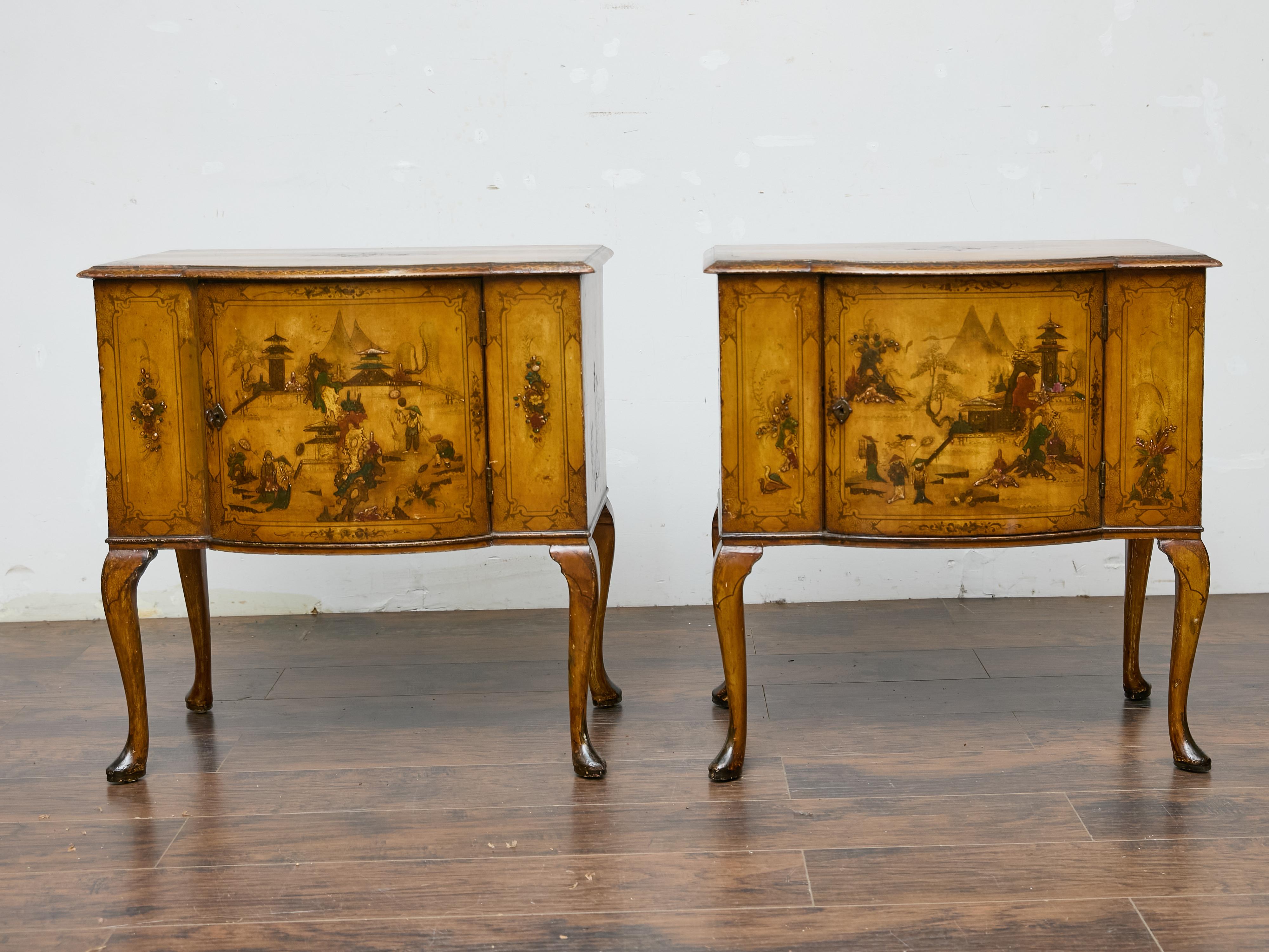 Ein atemberaubendes Paar englischer Kommoden mit Chinoiserie-Lackierung aus dem späten 18. oder frühen 19. Jahrhundert. Jede Kommode zeigt eine exquisite Mischung aus europäischer Handwerkskunst und asiatisch inspiriertem Design. Sie verfügt über