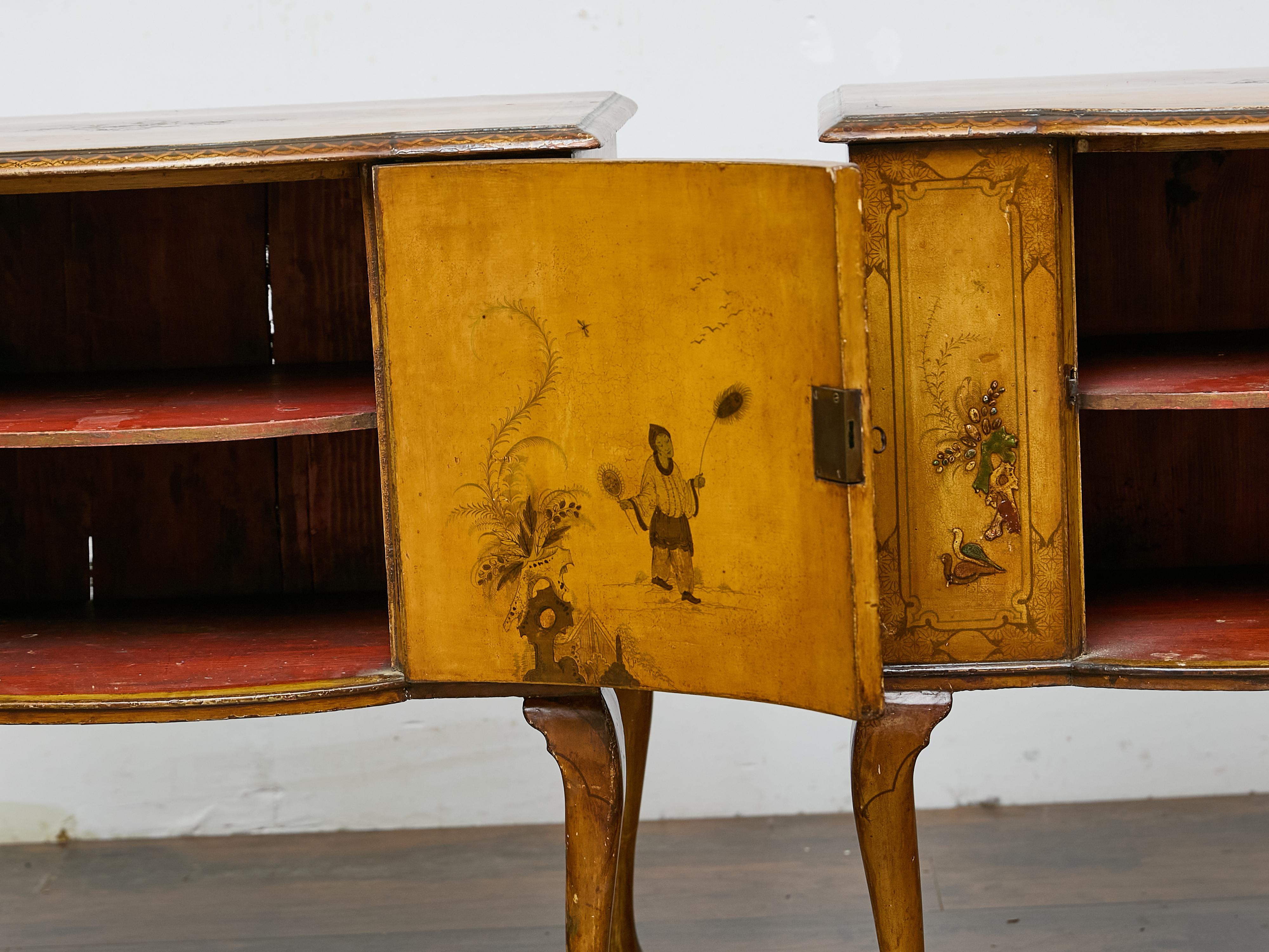 Paar Chinoiserie-Kommoden aus der Zeit von George III mit handgemalten Szenen (Englisch) im Angebot