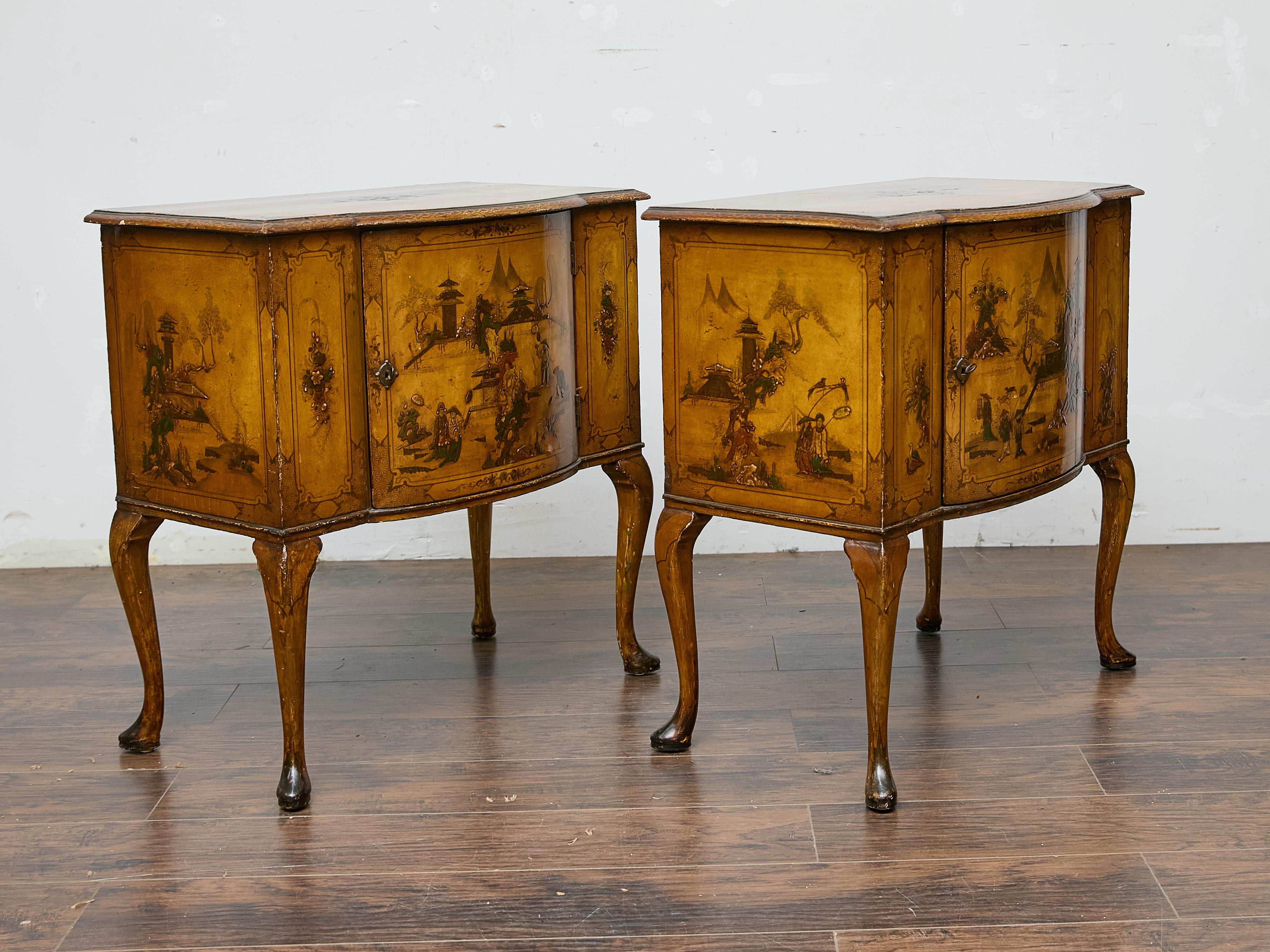 Paar Chinoiserie-Kommoden aus der Zeit von George III mit handgemalten Szenen (19. Jahrhundert) im Angebot