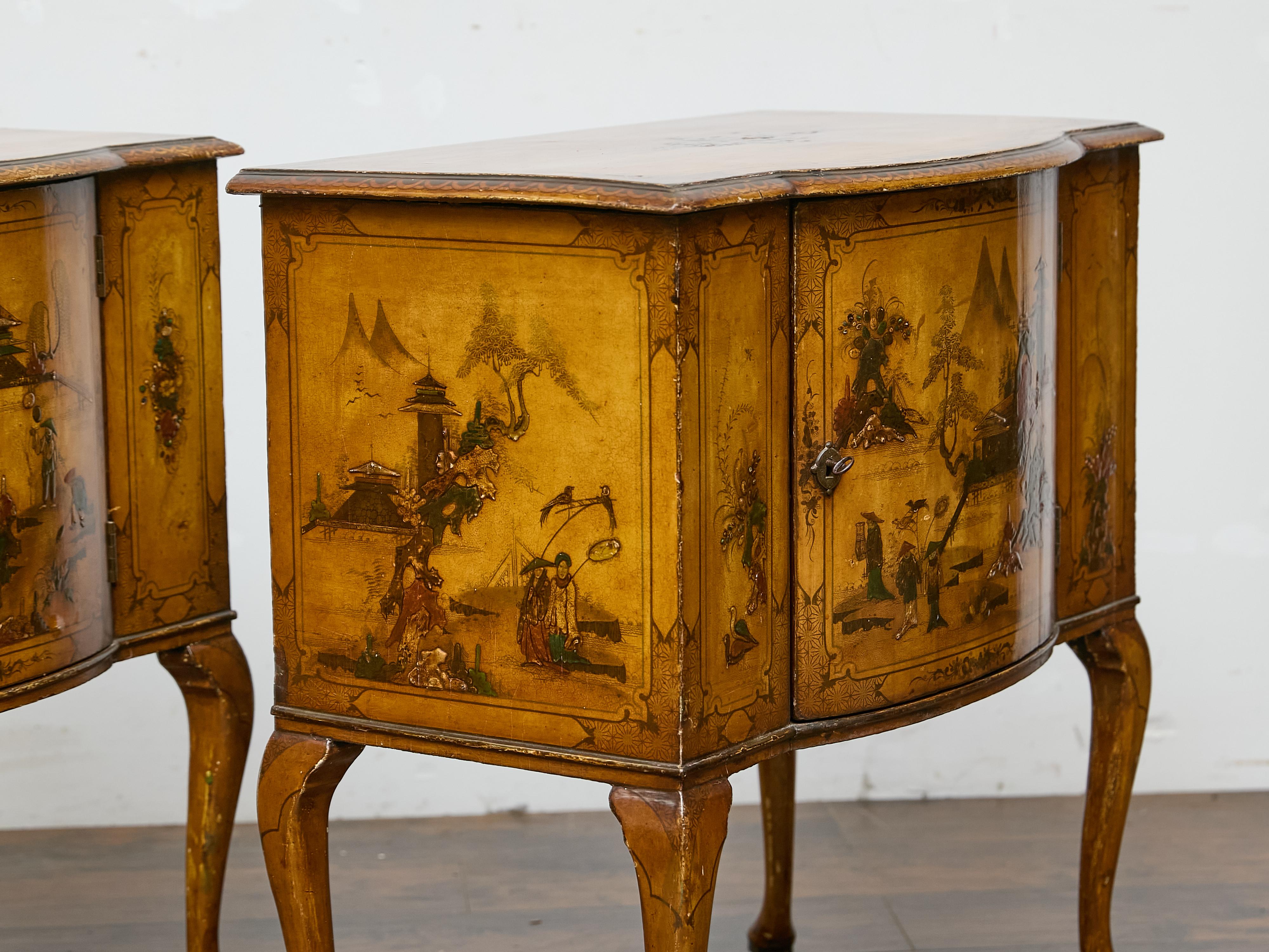 Paar Chinoiserie-Kommoden aus der Zeit von George III mit handgemalten Szenen (Weichholz) im Angebot