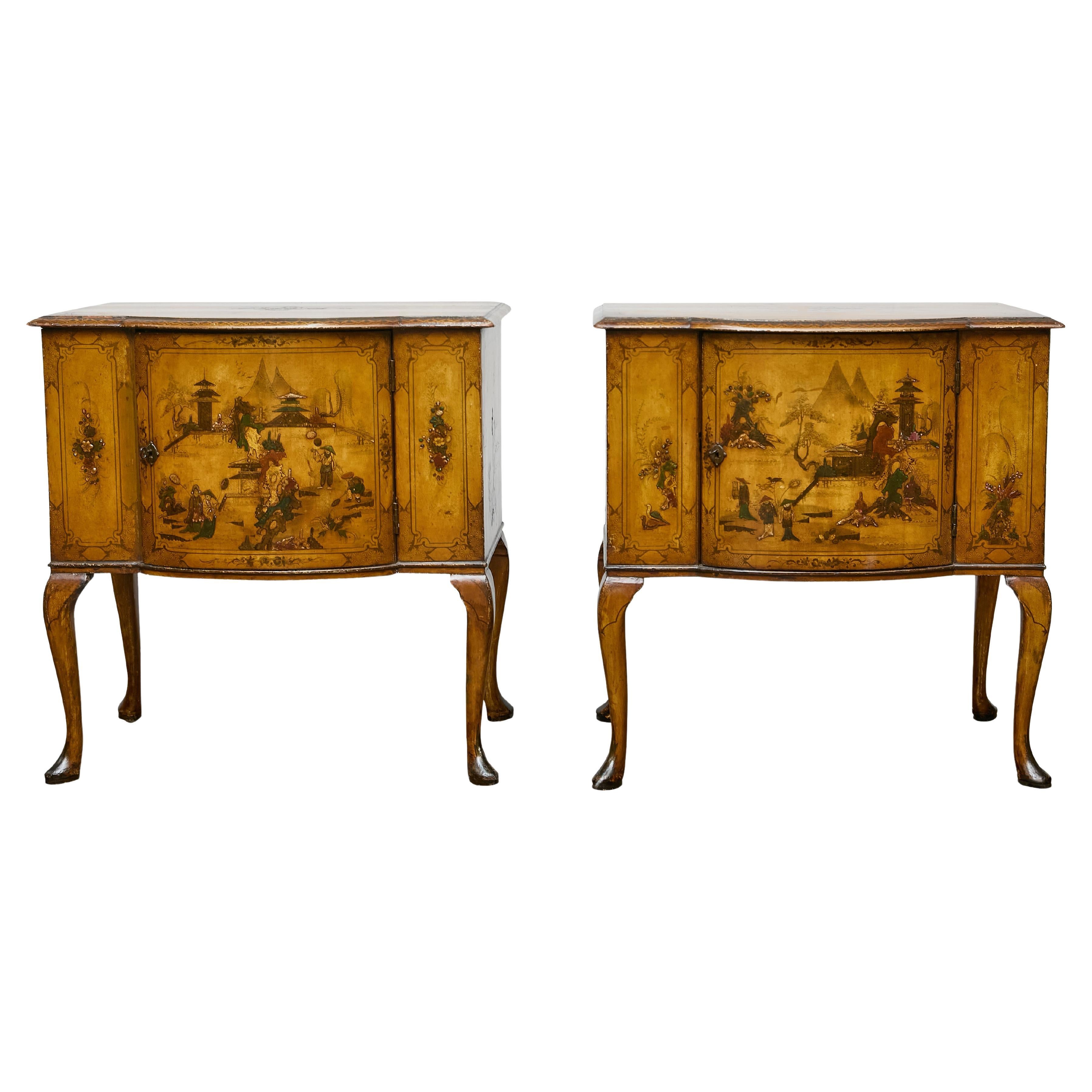 Paire de commodes laquées de style chinoiseries George III avec scènes peintes à la main