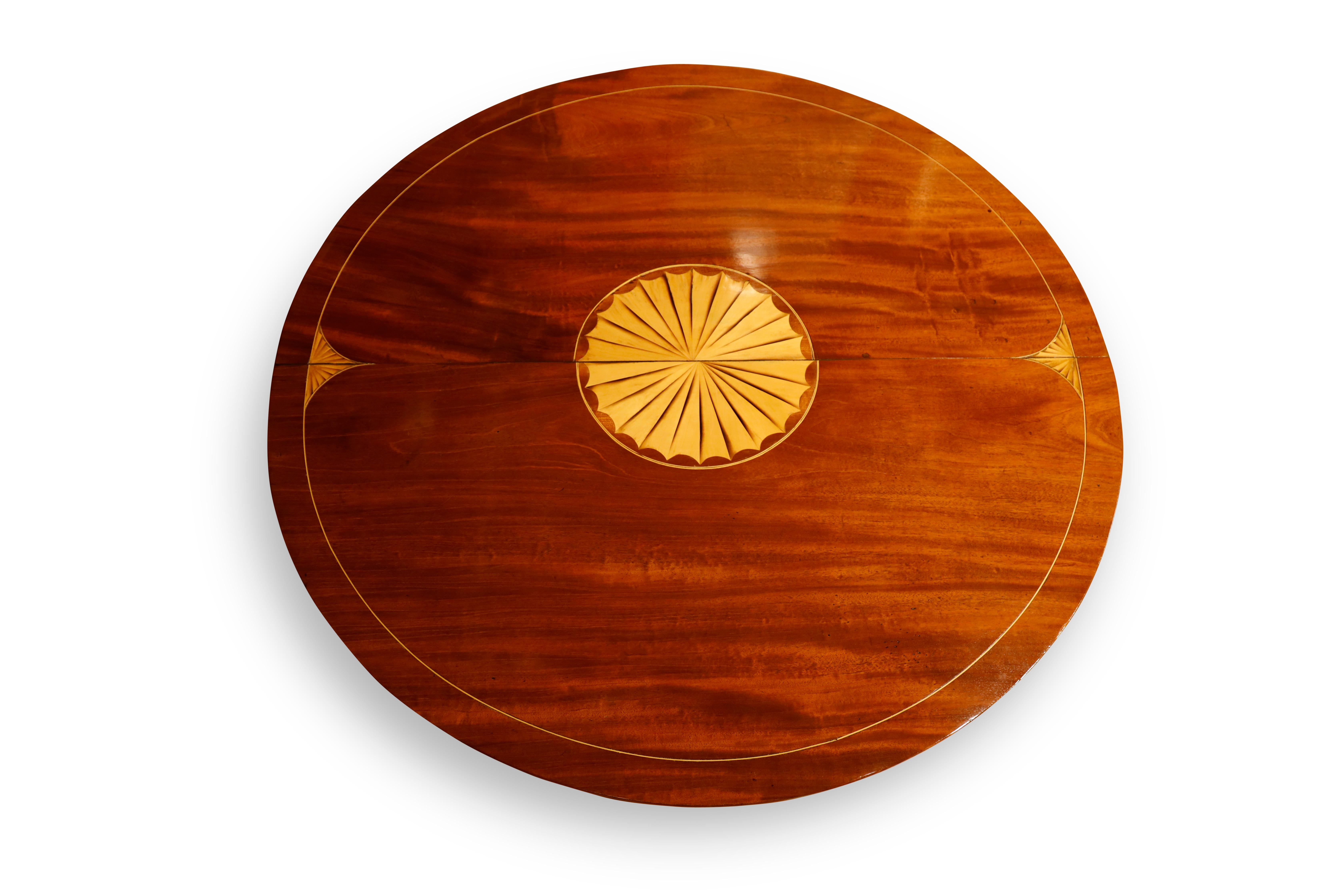 Paire de consoles démilunies en acajou de George III avec incrustations d'éventail et cordes en bois satiné sur le plateau, chaque table a des incrustations de lignes noires sur la frise et repose sur des pieds carrés effilés.